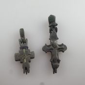 Zwei klappbare Reliquienkreuze (Enkolpion) - wohl byzantinisch, Bronze mit dunkler Patina, jeweils