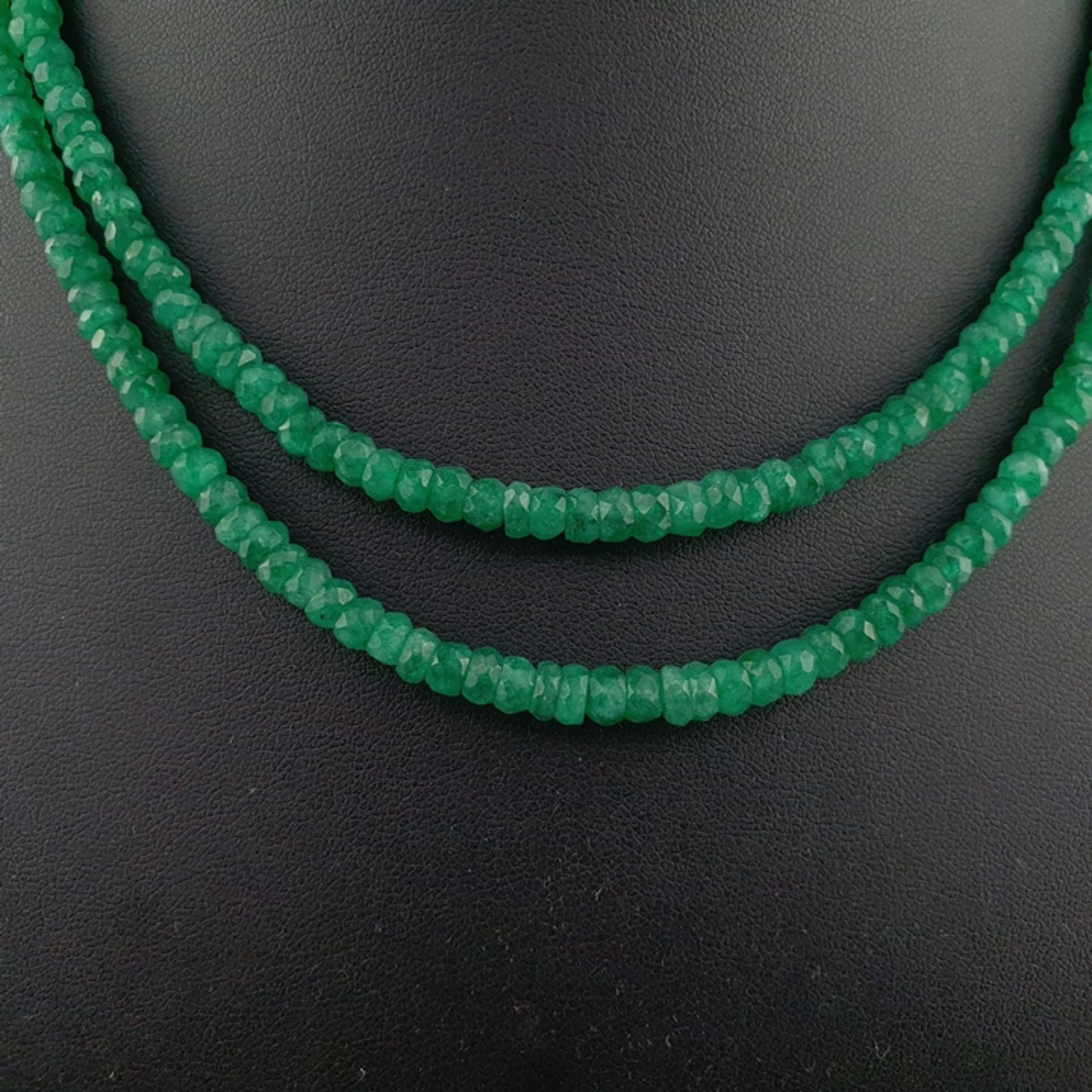 Zweireihige Smaragdkette mit Rubinschließe - facettierte Smaragd-Rondelle von insgesamt ca. 155 ct. - Bild 2 aus 5