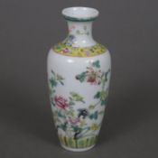 Kleine Balustervase - China 20.Jh., Porzellan, feine florale Malerei in polychromen Emailfarben der