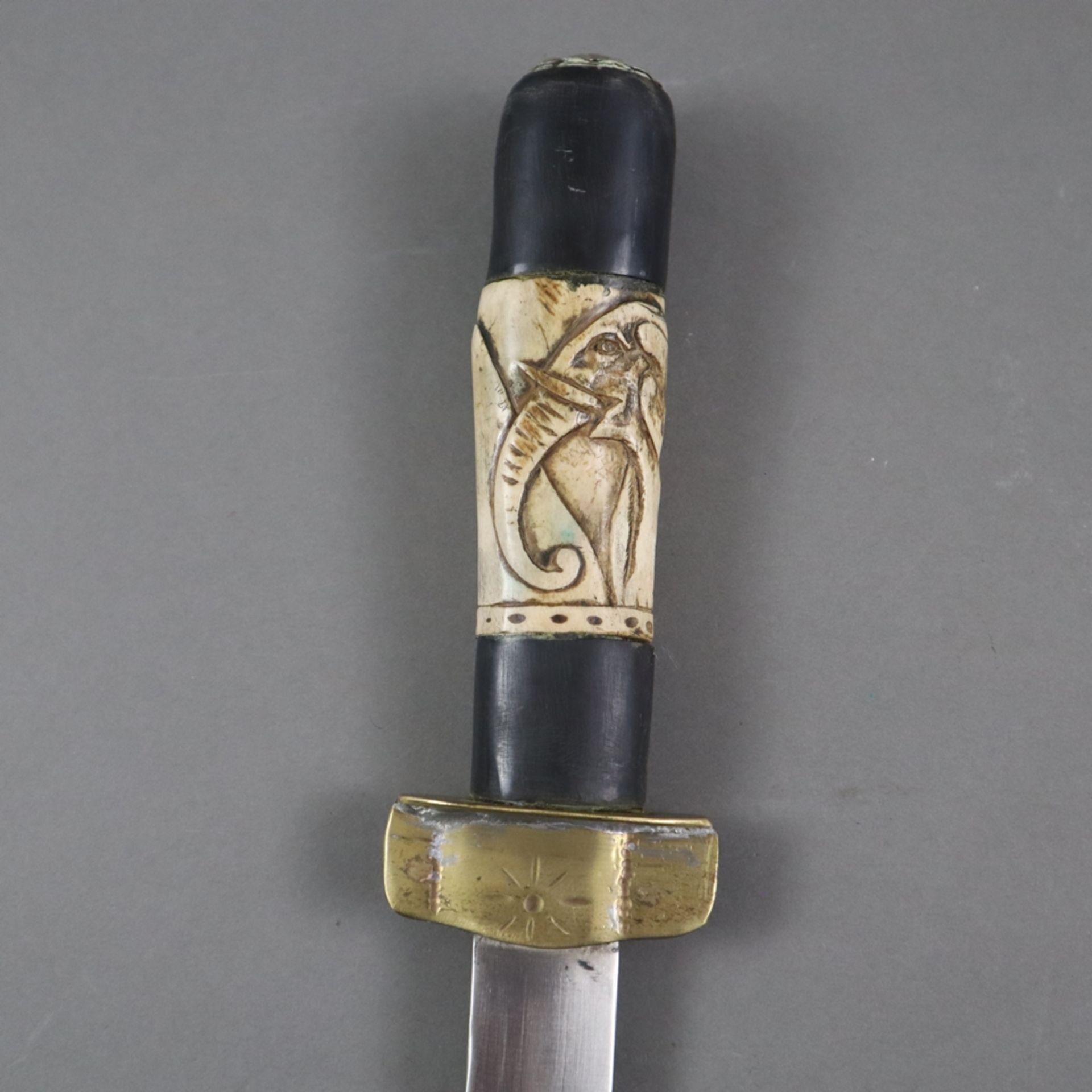 Schwert - gerade Rückenklinge mit flacher Kehlung, auf der Fehlschärfe Punzen, darüber das Wappen v - Bild 2 aus 10