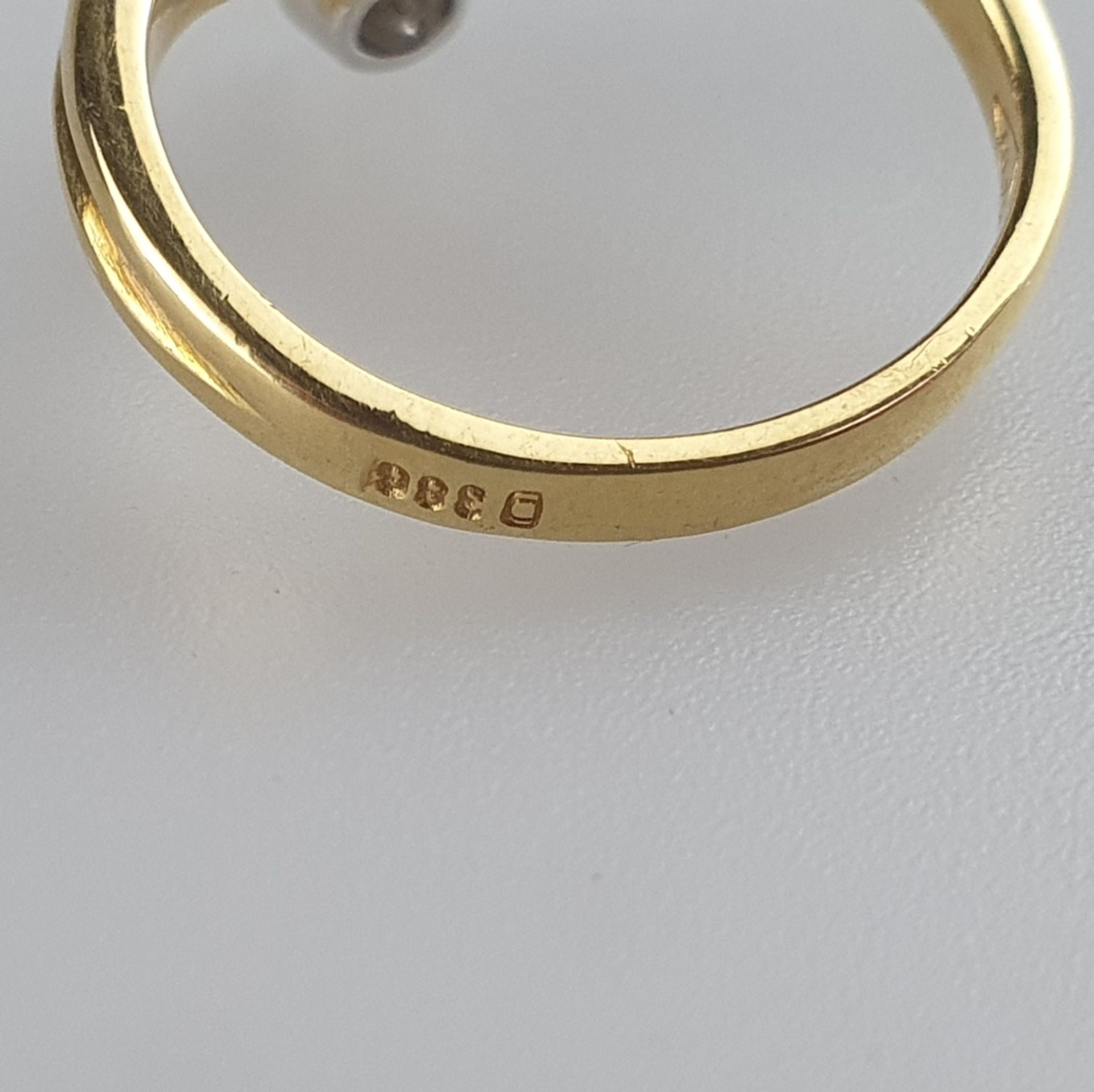 Goldring mit Brillant - Gelb-/Weißgold 750/000, gestempelt, spitz zulaufender Ringkopf besetzt mit - Bild 5 aus 6