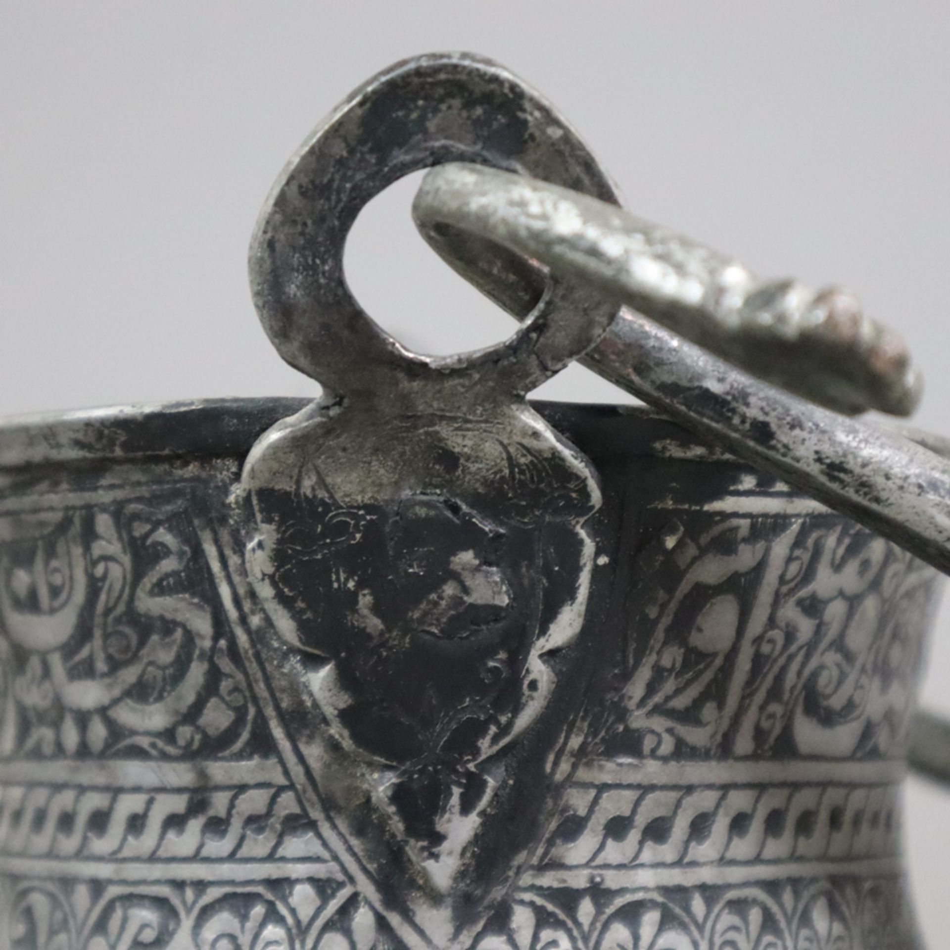 Kessel mit arabischer Kalligraphie - Zinn, eingeschnürter runder Korpus mit geschweiftem Bügelhenke - Bild 6 aus 8