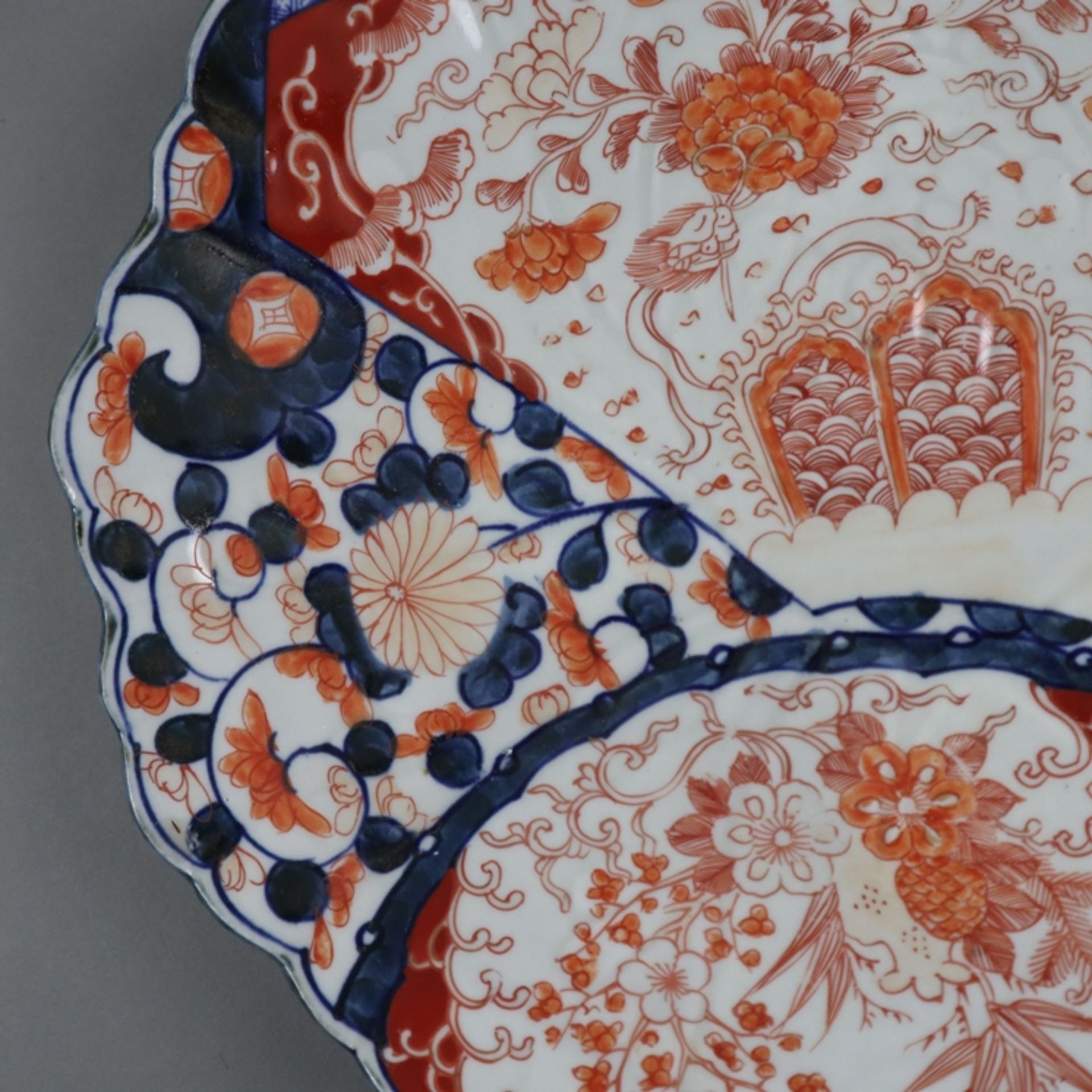 Imari-Porzellanplatte - Japan, ca. Meiji-Periode, ovale, unregelmäßig passige Form mit gerippter Wa - Bild 4 aus 8