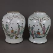 Ein Paar Famille rose-Vasen - China, späte Qing-Dynastie, Porzellan, polychrome Bemalung in der Far