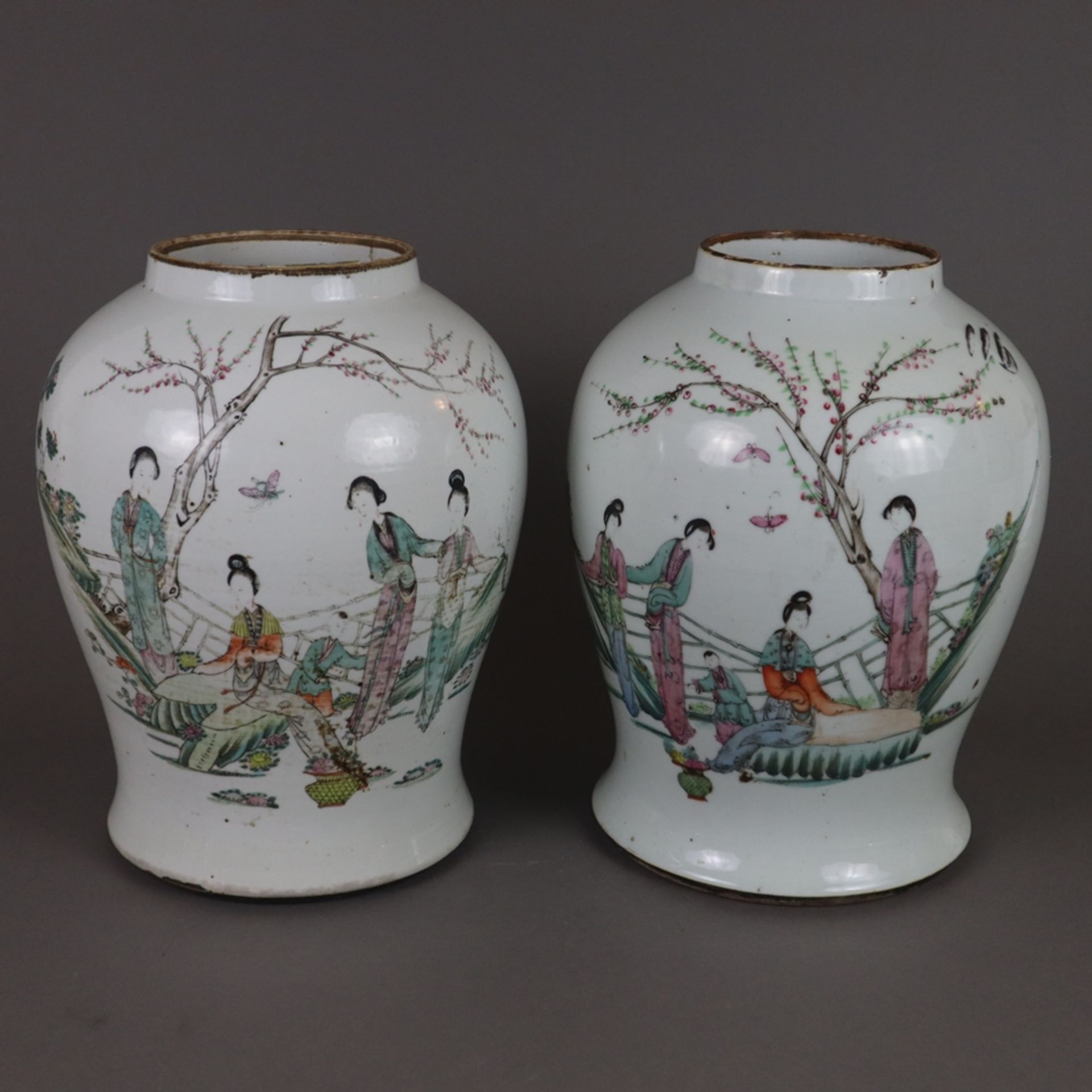 Ein Paar Famille rose-Vasen - China, späte Qing-Dynastie, Porzellan, polychrome Bemalung in der Far