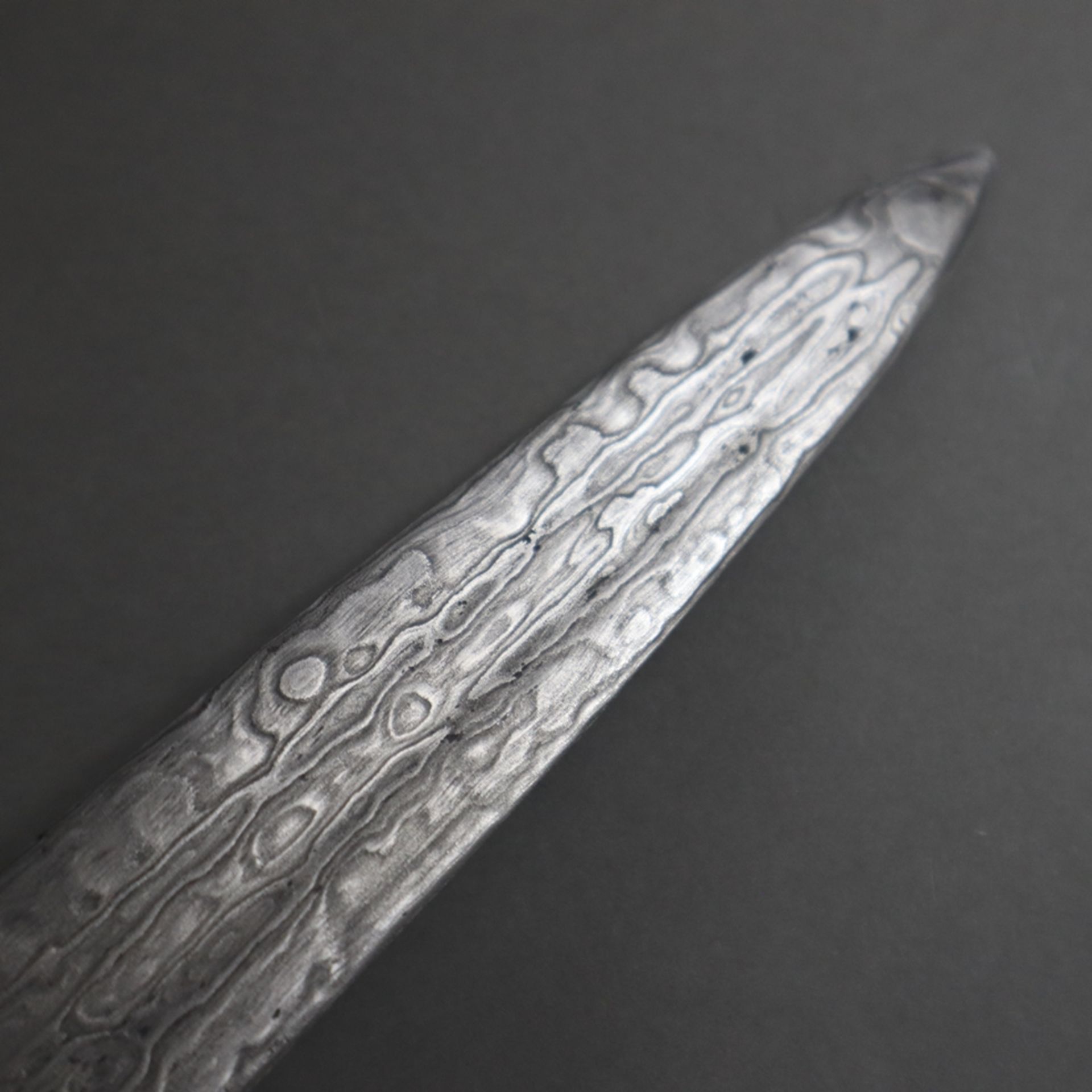 Talwar - Indien, 19.Jh., breite Klinge aus Damaszener Stahl, gerillte Rückenklinge mit zweischneidi - Bild 5 aus 8