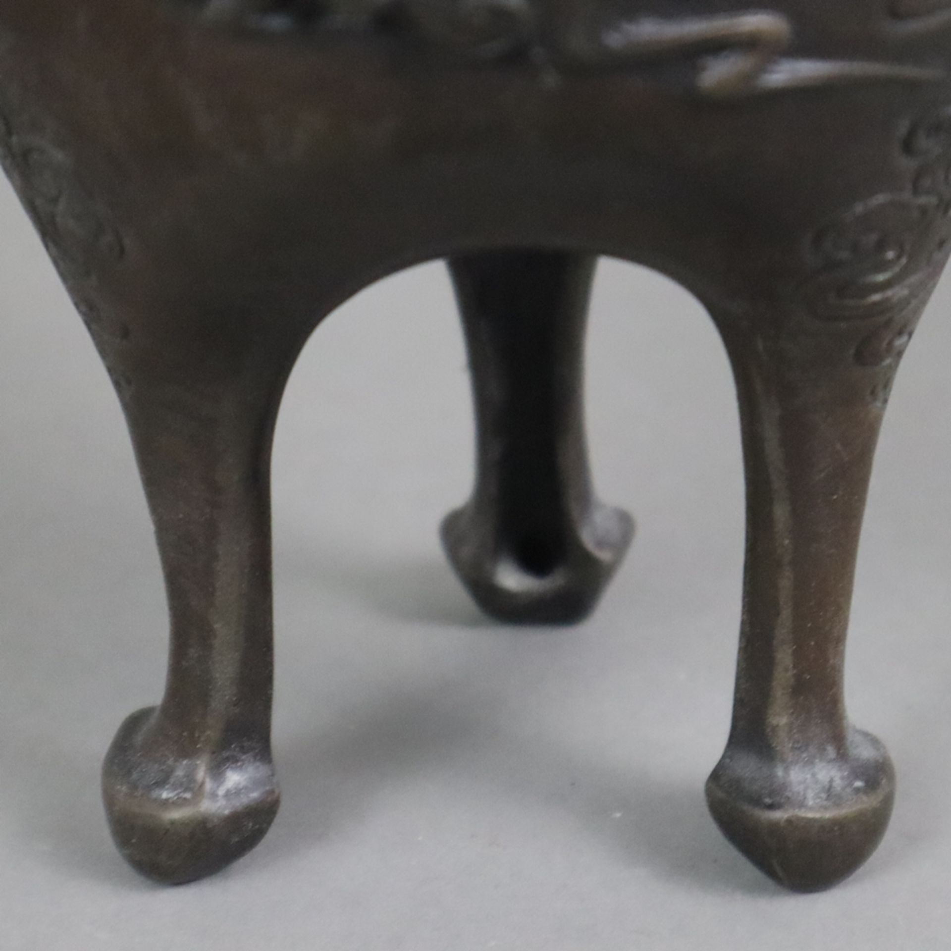 Weihrauchbrenner - Koro, hell Bronze braun patiniert, ovoide Wandung auf hohen Standfüßen, angesetz - Bild 8 aus 8