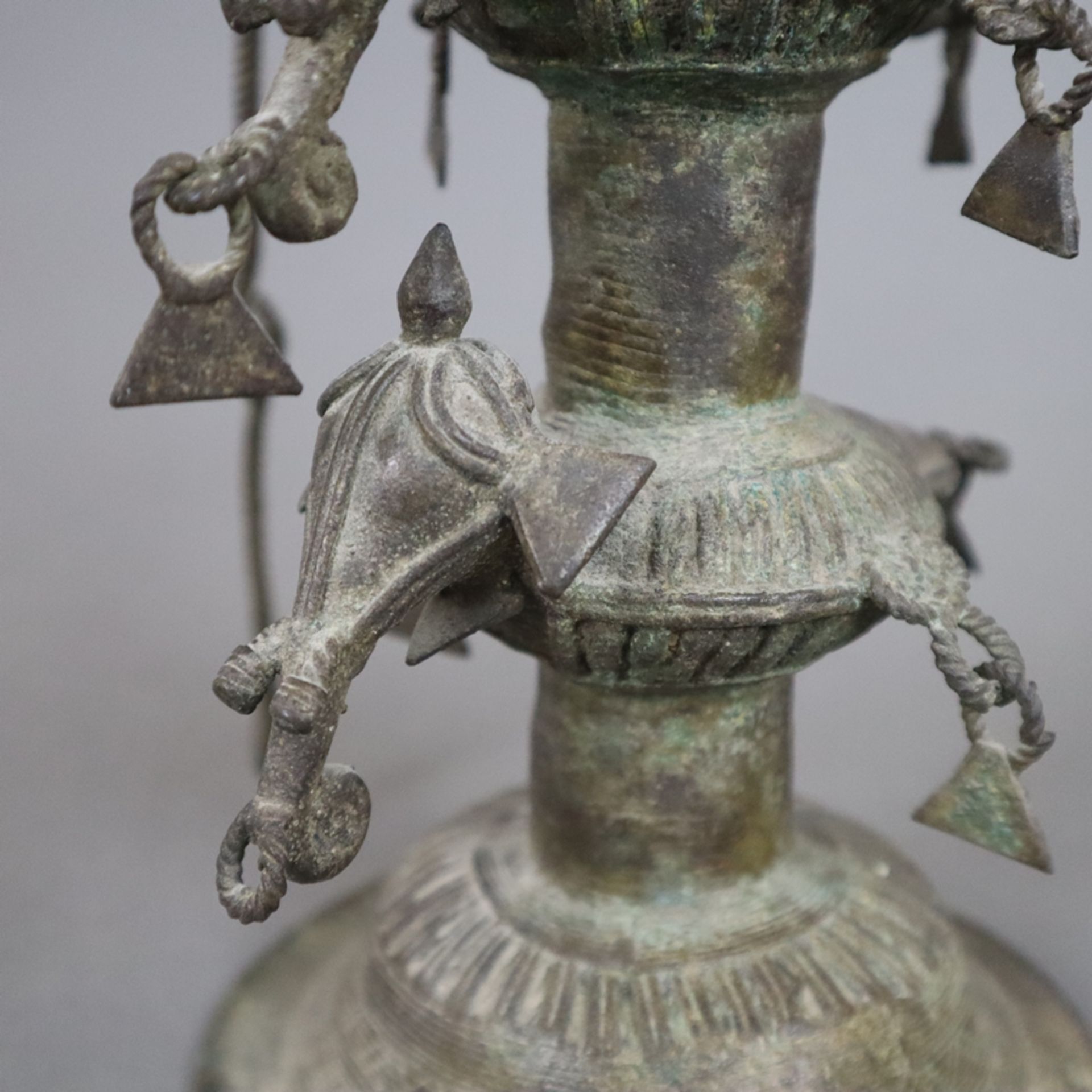Hohe Öllampe - Indien, Bastar-Region, Bronze mit Alterspatina, über gewölbtem Fuß gegliederter Scha - Image 7 of 9