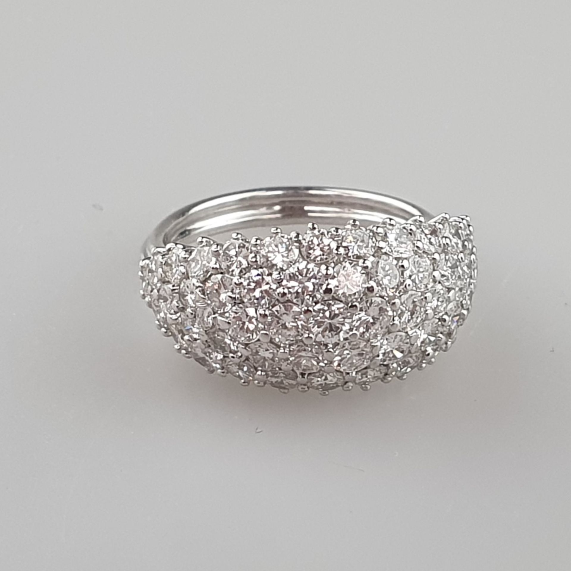 Prunkvoller Goldring mit üppigem Diamantenbesatz - Weißgold 750/000, halbmondförmiger Ringkopf komp - Bild 2 aus 7