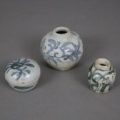 Drei kleine Miniaturgefäße - China, Ming-Dynastie, glasierte Keramik, Dekor in Unterglasurblau, 2x 