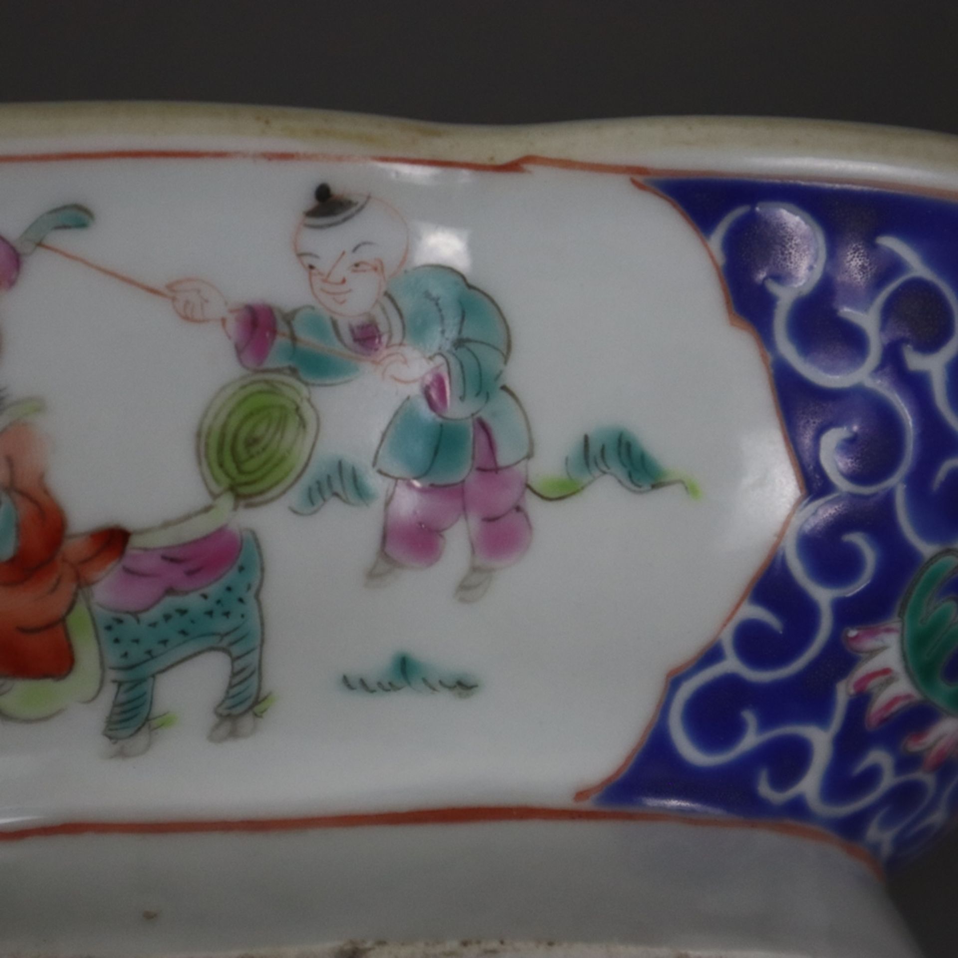 Fußschale - China, Porzellan, vierpassige Ovalform, beidseitig mehrfigurig besetzte Reserven in den - Bild 6 aus 7