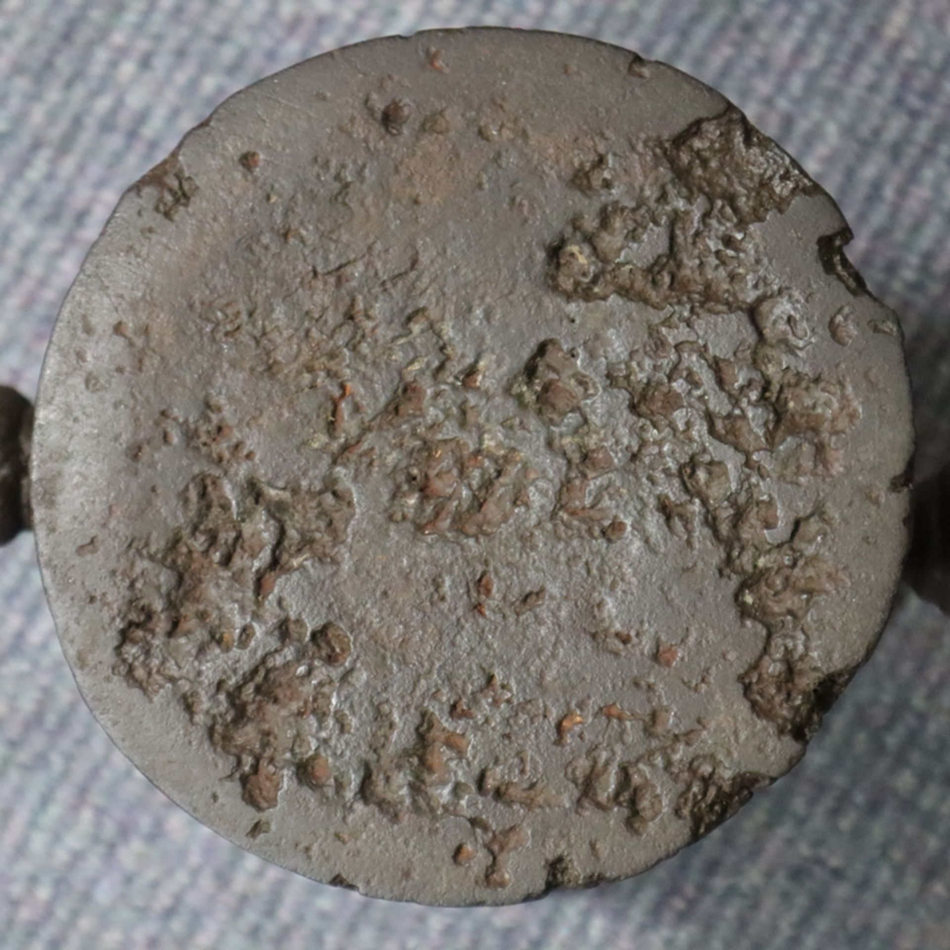 Antiker Mörser - Eisen, Korpus mit umlaufenden Wulstbändern, seitliche Knäufe, Altersspuren, Bestoß - Bild 8 aus 8