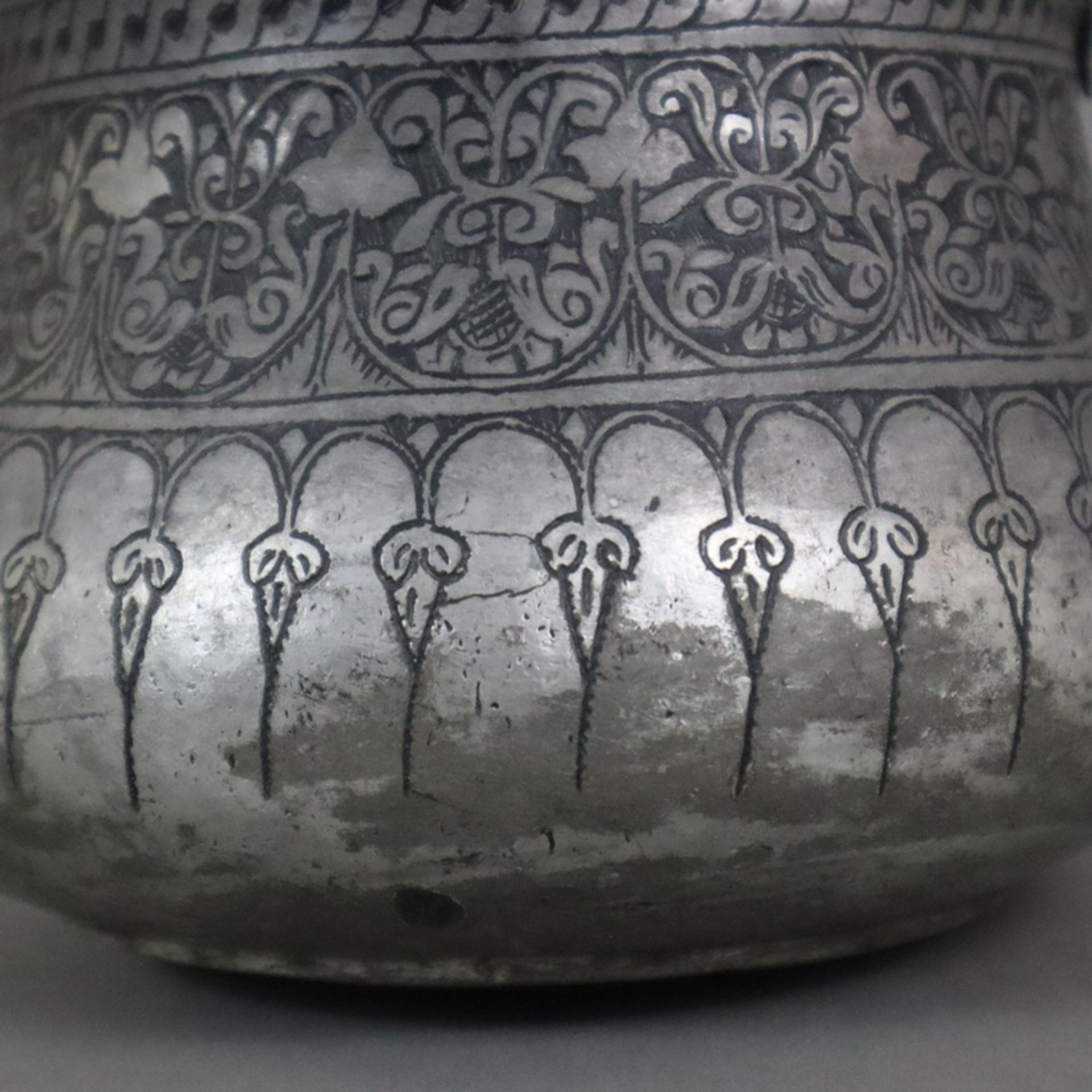 Kessel mit arabischer Kalligraphie - Zinn, eingeschnürter runder Korpus mit geschweiftem Bügelhenke - Bild 5 aus 8