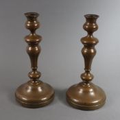 Paar Kerzenleuchter - Anfang 19. Jh., Kupfer, Handarbeit, Balusterform, gefüllt, H. ca. 23,5 cm, Ge