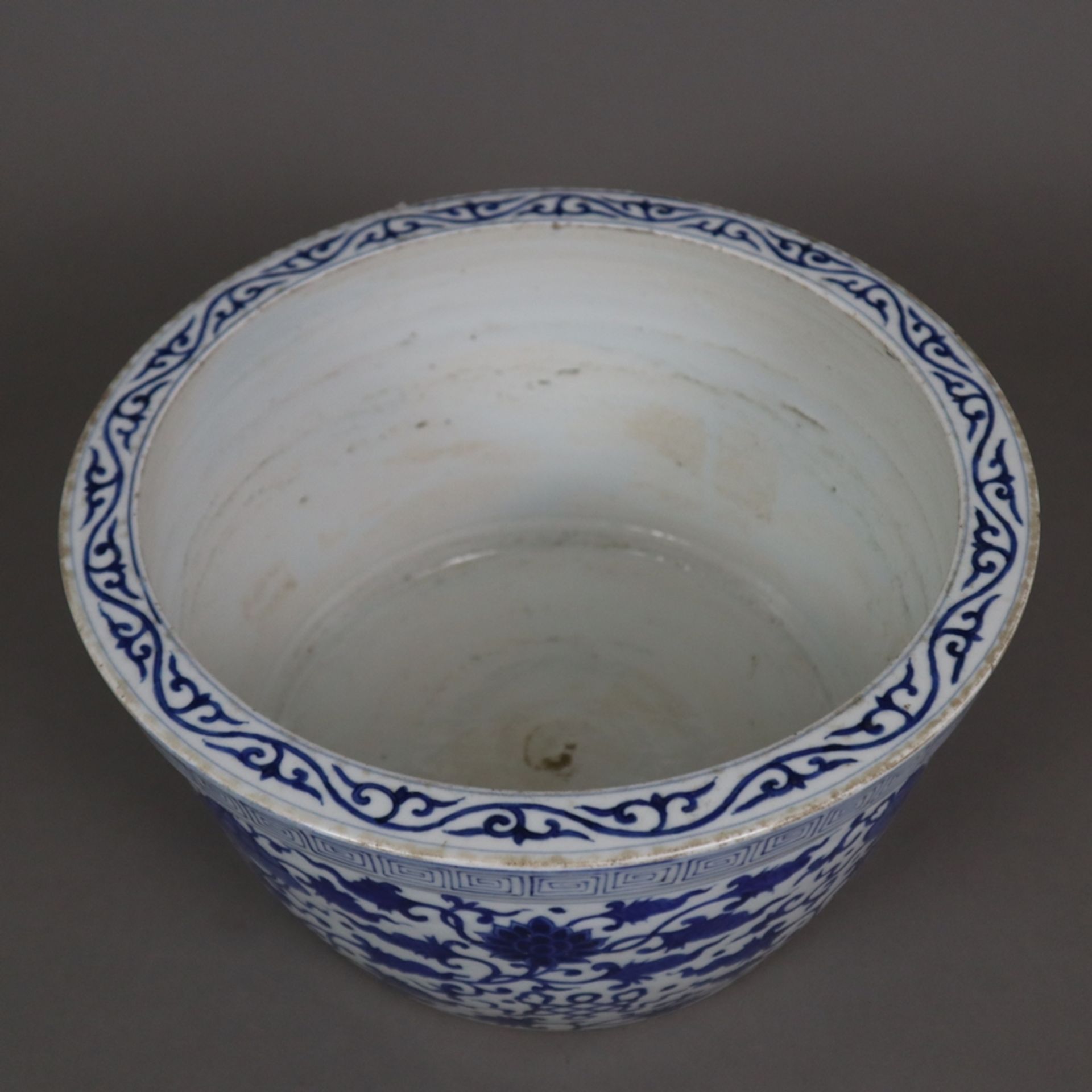 Blau-weißer Cachepot - China, zylindrische, leichte ausgestellte Wandung mit blauem Unterglasurdeko - Image 2 of 10