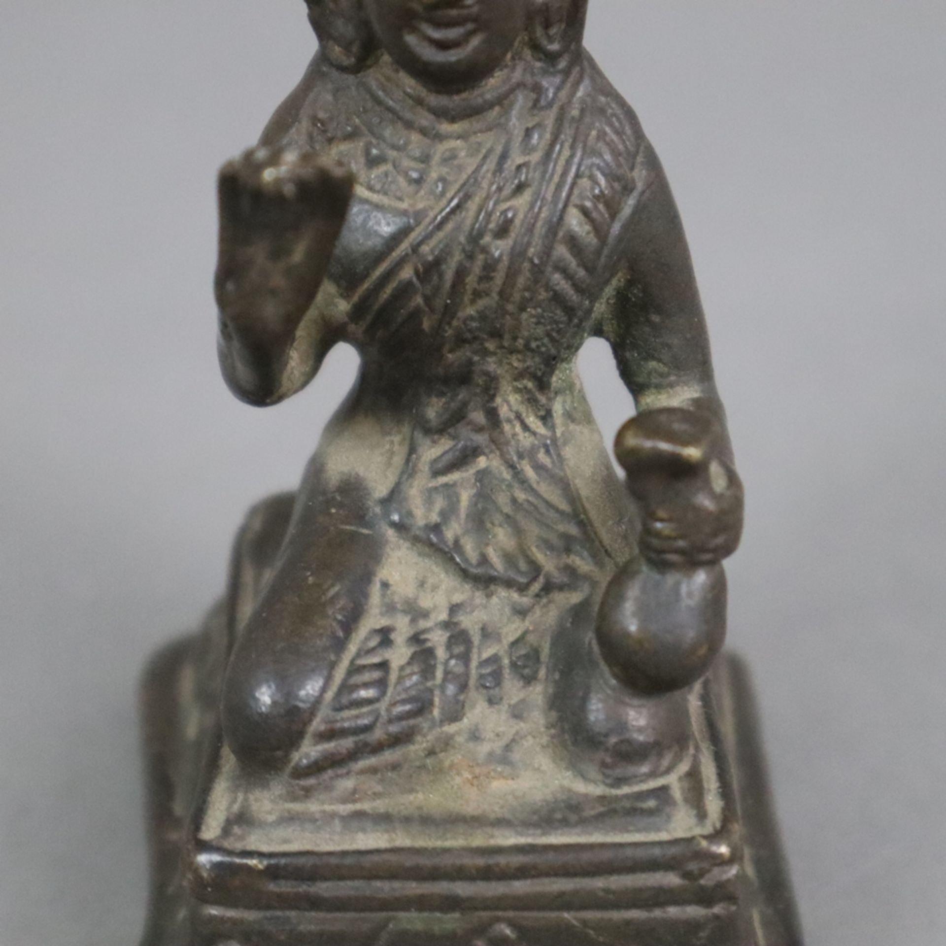 Nang Kwak-Figur - Thailand, Bronze, dunkel patiniert, Bodhisattva mit erhobener rechter Hand auf re - Bild 3 aus 7