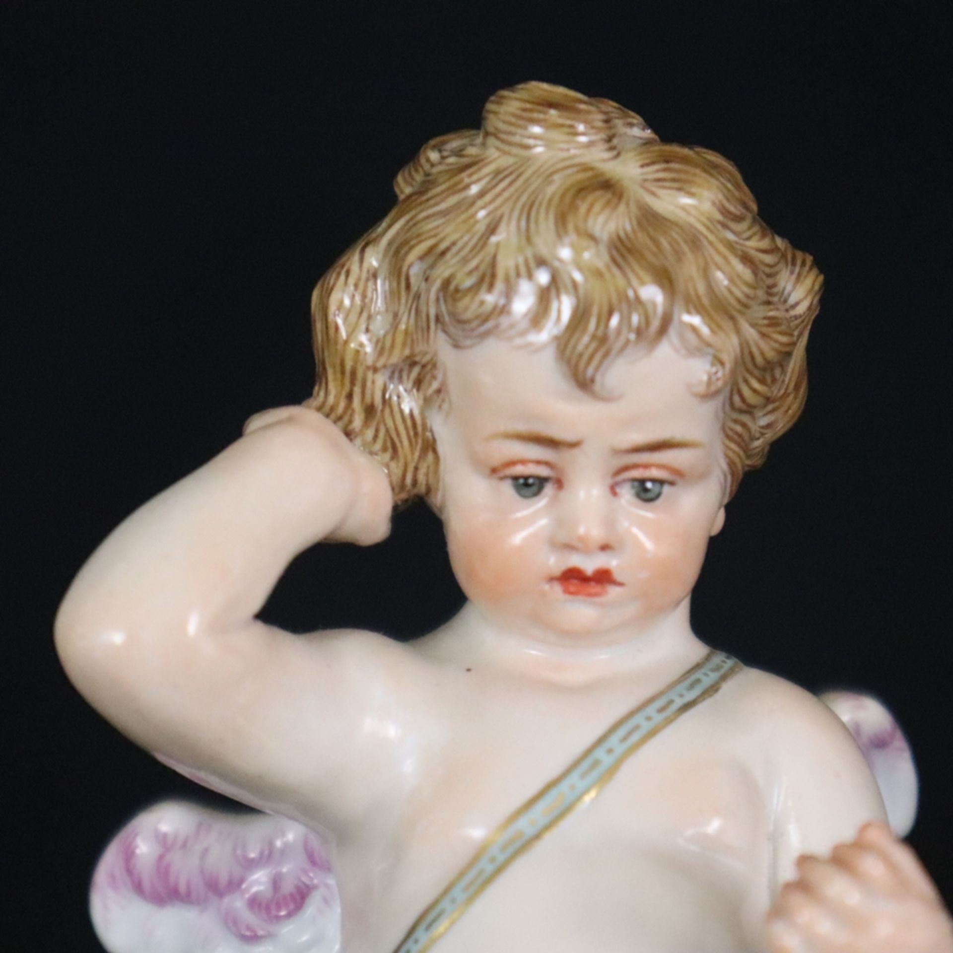 Porzellanfigur "Amor bekommt einen Korb und kratzt sich enttäuscht hinterm Ohr" - Meissen, um 1900, - Bild 3 aus 10