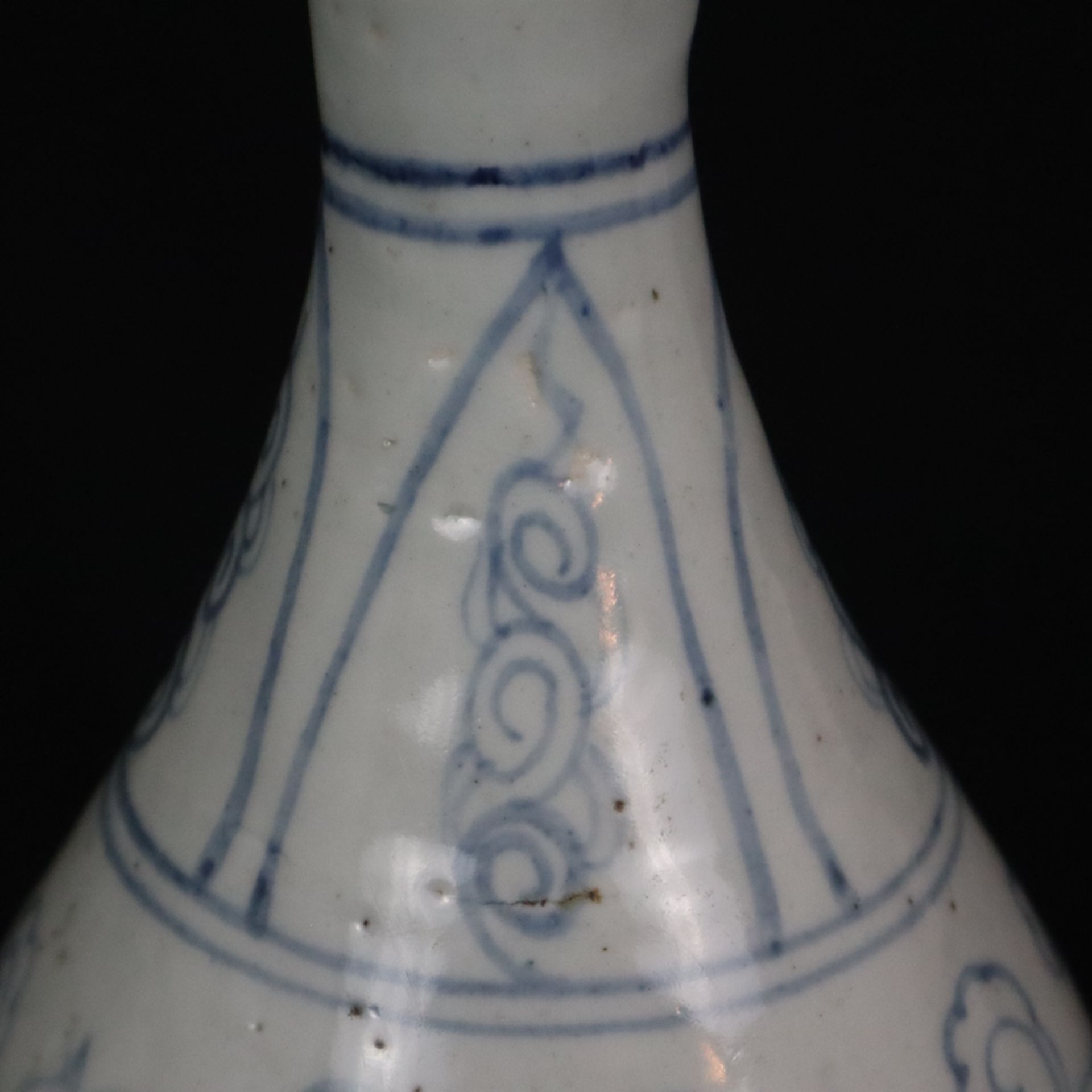 Flaschenvase - China, vom Typ „Yuhuchun“, Porzellanvase mit birnenförmigem Körper, dekoriert mit Lo - Bild 4 aus 9
