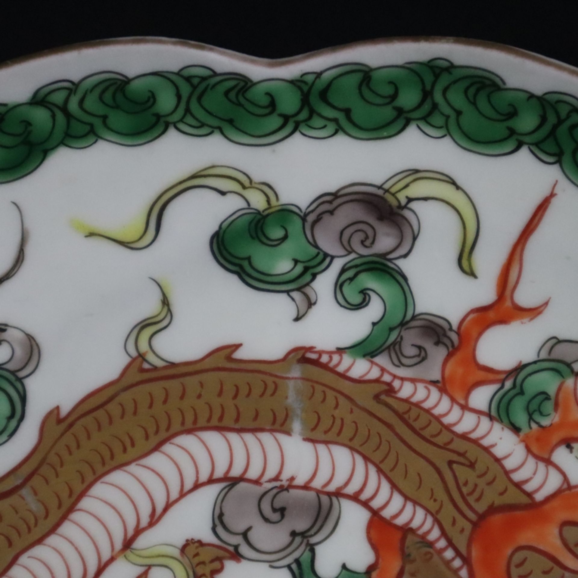 Zwei Drachenteller - China, frühes 20.Jh., runde Form mit blütenförmiger Fahne, im Spiegel jeweils  - Bild 4 aus 9