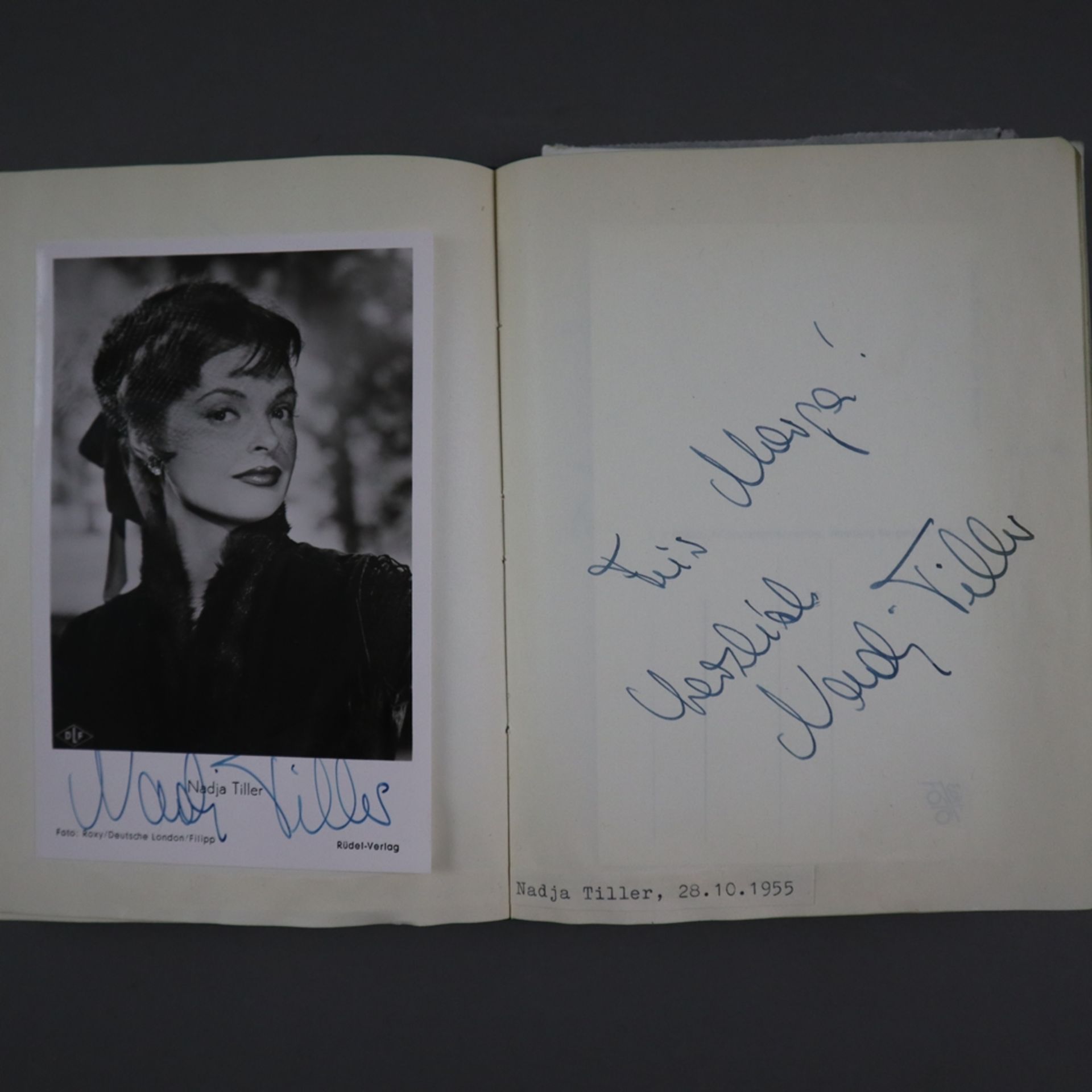 Zwei Autogramm-Alben aus den Jahren 1955 und 1956 & Karton mit unzähligen Fotos von bekannten Persö - Bild 3 aus 9