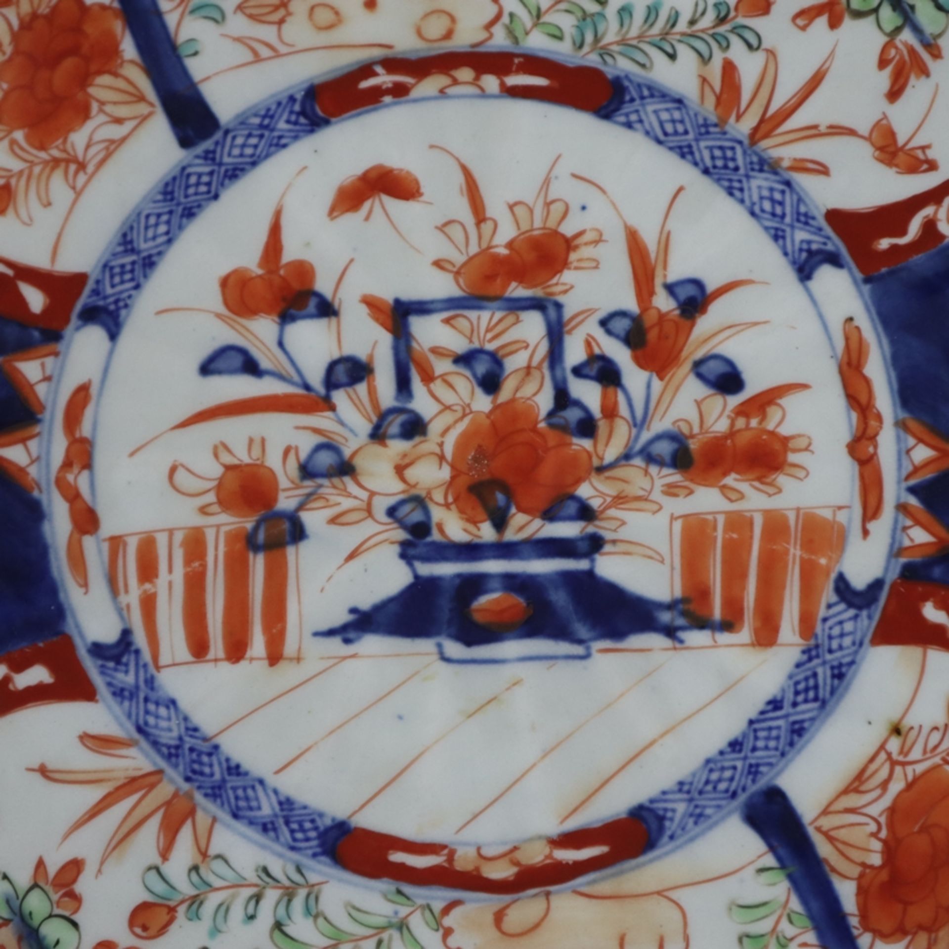 Imari-Porzellanplatte - Japan, runde, leicht vertiefte Form mit gewelltem Rand, Bemalung in Untergl - Bild 2 aus 7
