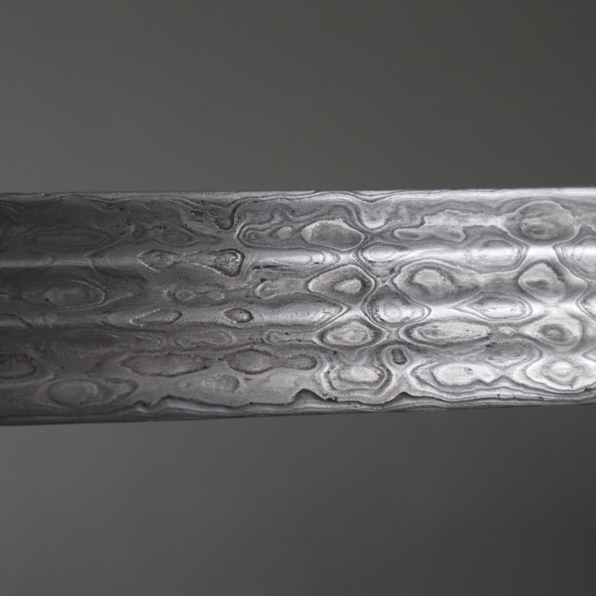 Talwar - Indien, 19.Jh., breite Klinge aus Damaszener Stahl, gerillte Rückenklinge mit zweischneidi - Bild 4 aus 8