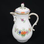 Kaffeekanne - Meissen, Porzellan, polychrome Malerei "Indische Blumen", Goldstaffage, Form "Neuer A