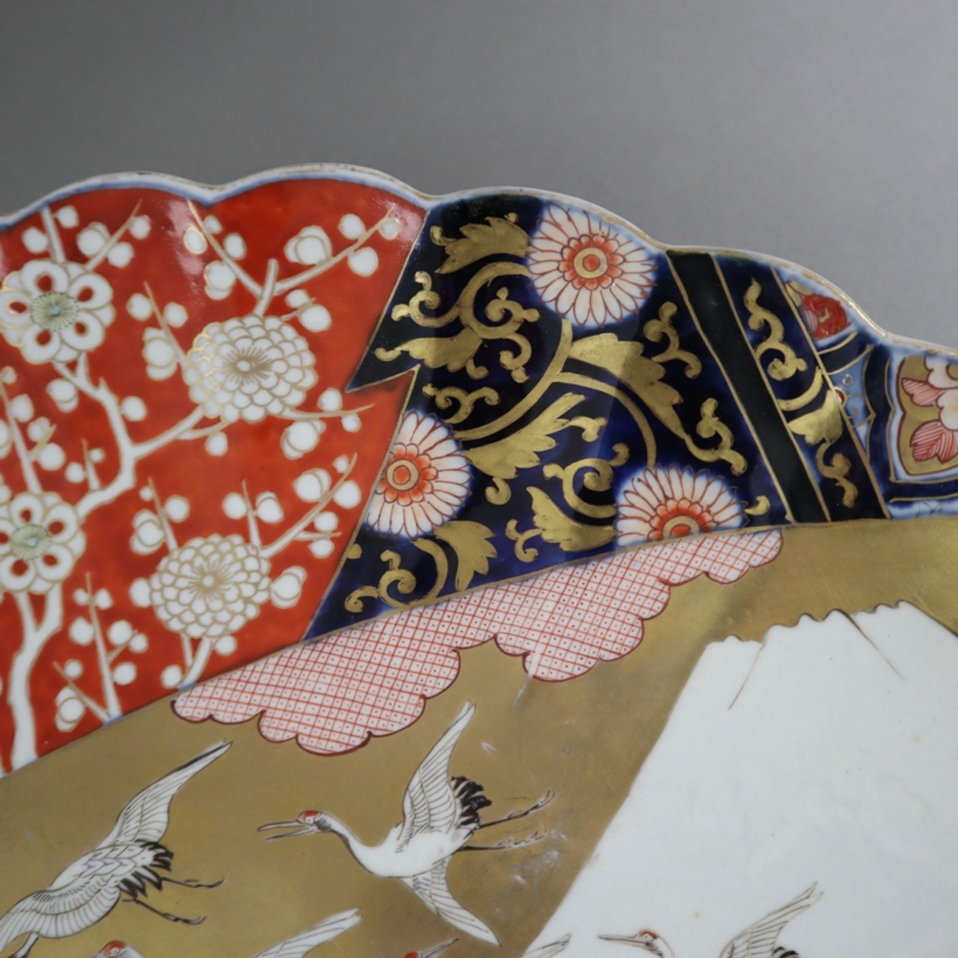 Große Imari-Platte - Japan, Meiji-/ Taishō-Zeit, Porzellan, leicht vertiefte Form mit gefächerter F - Bild 6 aus 9