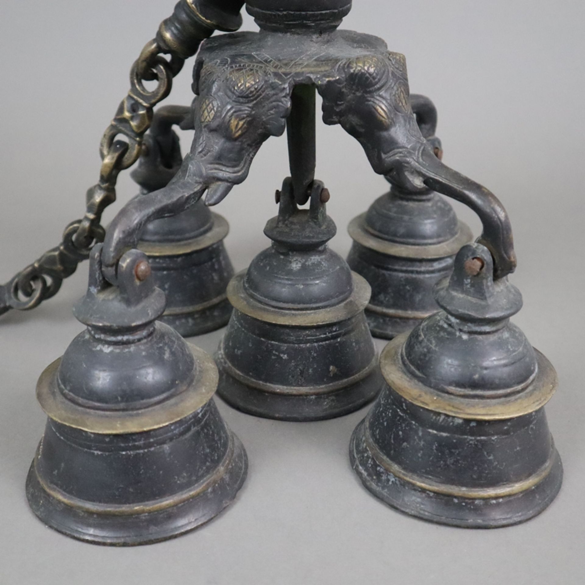 Tempelglocken mit Kettenaufhängung - Bronzelegierung, fünf Glocken an geschwungenem Gestell mit Gan - Image 6 of 8