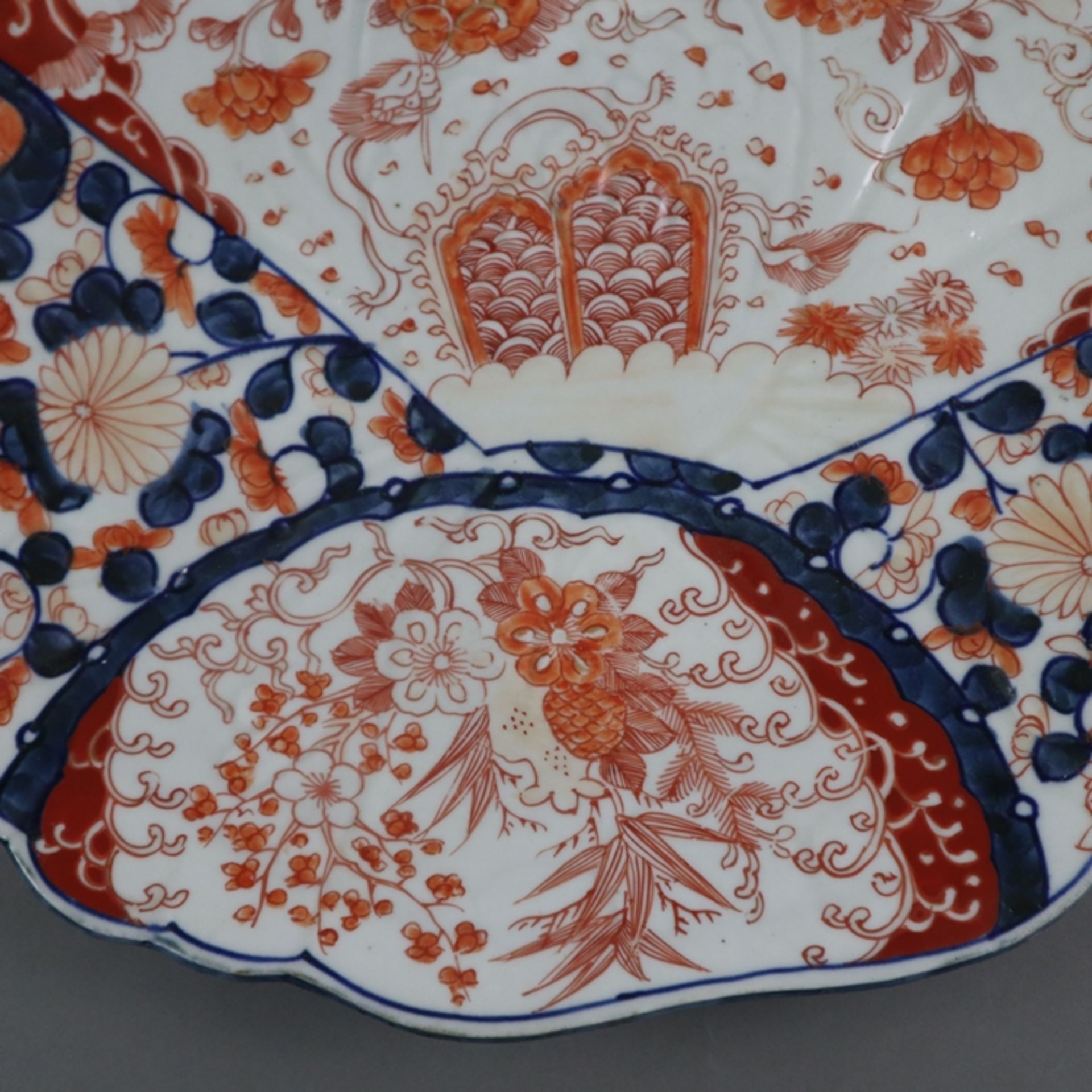 Imari-Porzellanplatte - Japan, ca. Meiji-Periode, ovale, unregelmäßig passige Form mit gerippter Wa - Bild 2 aus 8