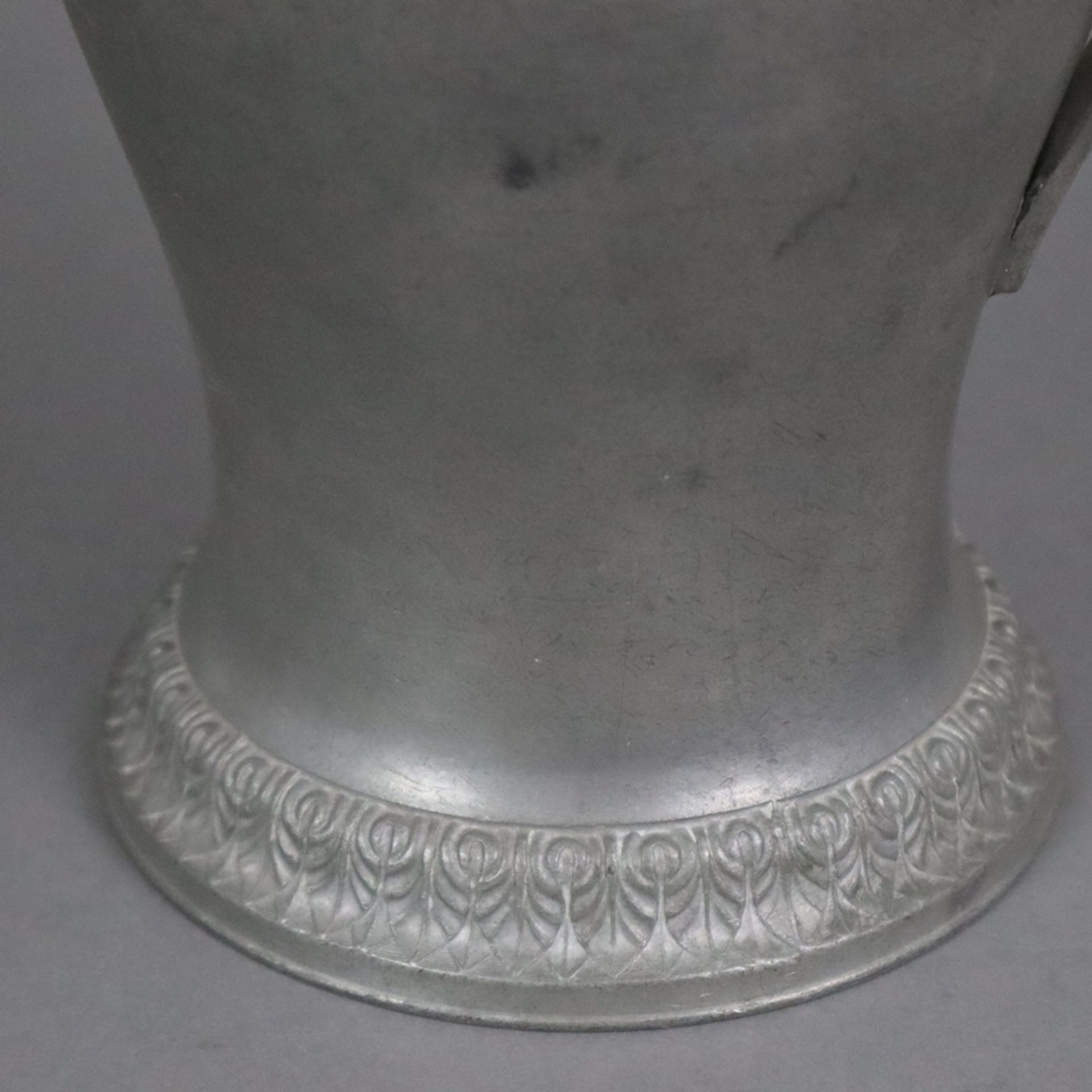 Zinnkanne - 19. Jh., Zinn, Wandung und ausgestellter Stand mit reliefierten Ornamentfriesen, Delphi - Bild 6 aus 10