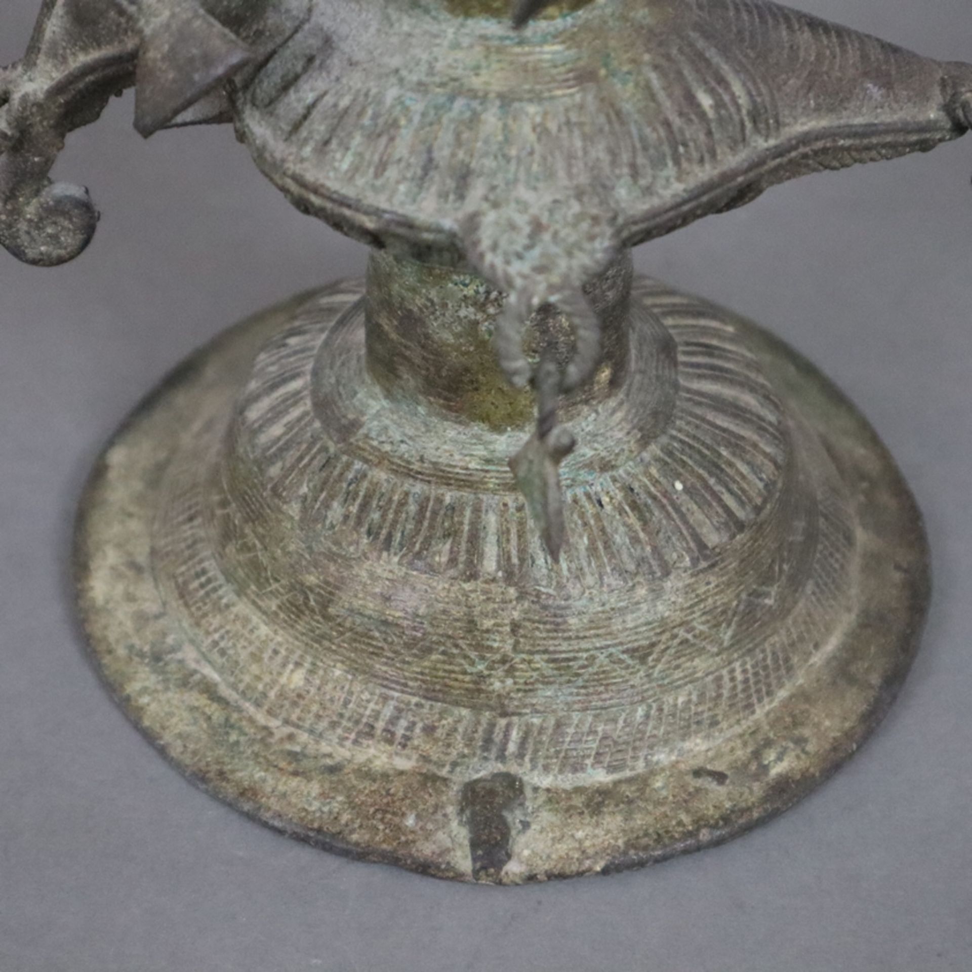 Hohe Öllampe - Indien, Bastar-Region, Bronze mit Alterspatina, über gewölbtem Fuß gegliederter Scha - Image 9 of 9