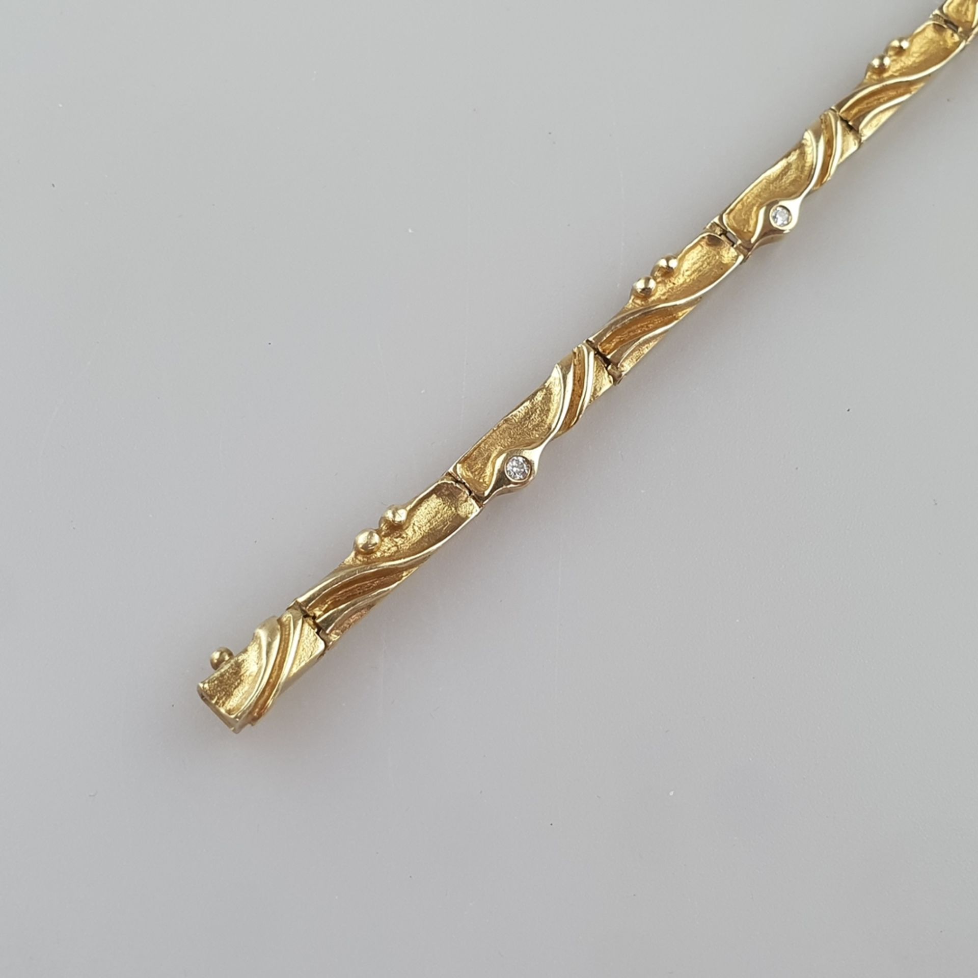 Gliederarmband mit Diamanten - Gelbgold 585/000 (14K), gestempelt / geprüft, 9 längliche Glieder mi - Bild 2 aus 4