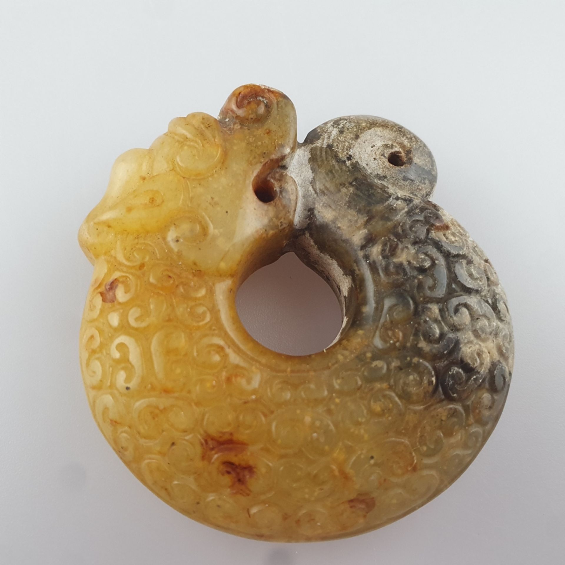 Zhulong ("Schweinsdrache") - China, braun-gelbe Jade, teils kalzifiziert, im Stil der neolithischen