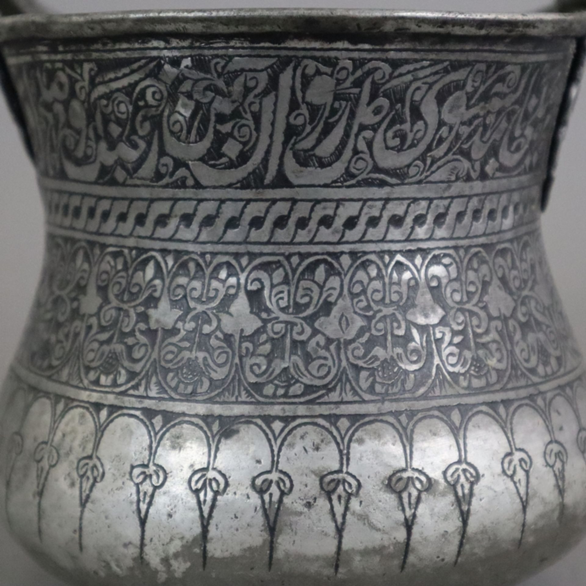 Kessel mit arabischer Kalligraphie - Zinn, eingeschnürter runder Korpus mit geschweiftem Bügelhenke - Bild 7 aus 8