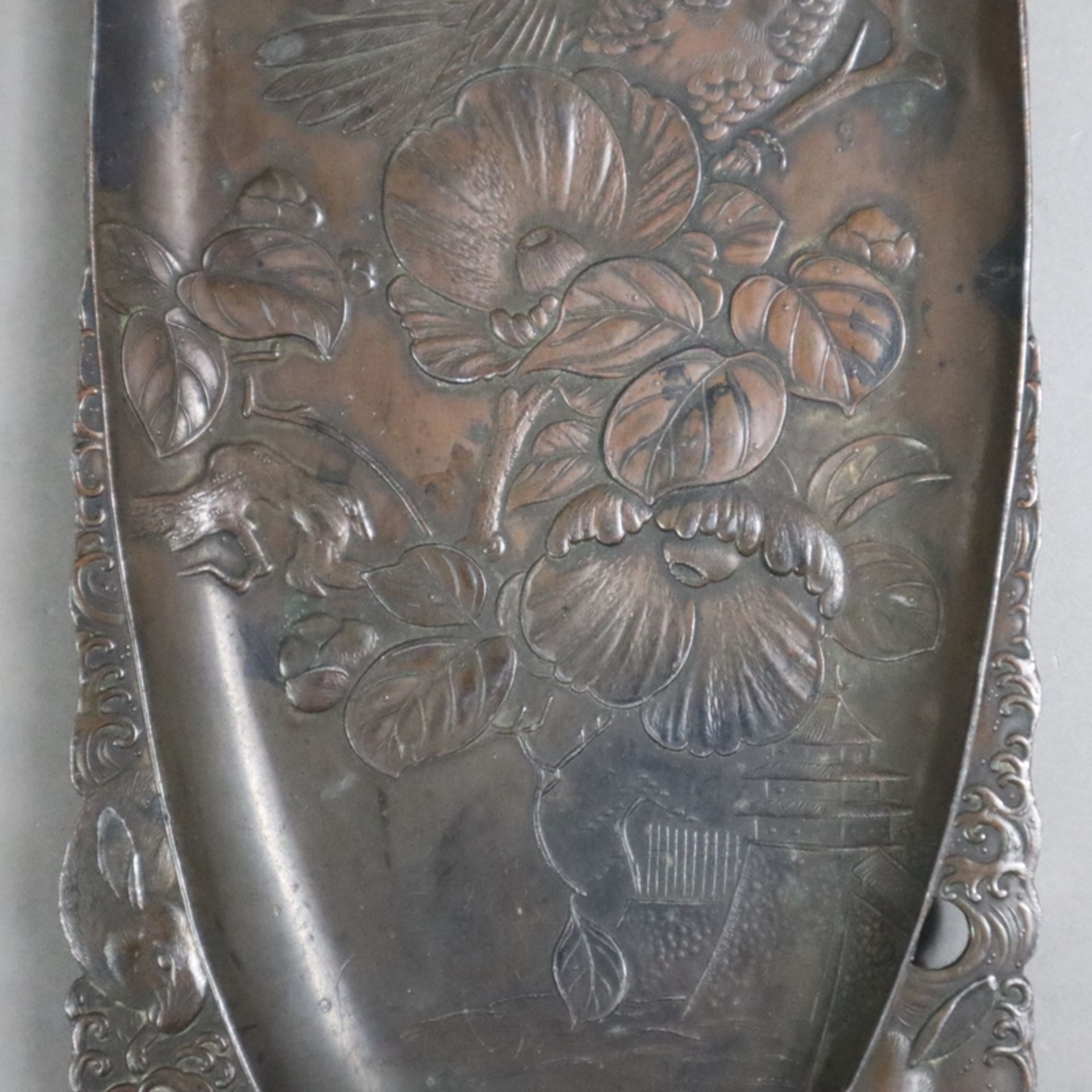 Zwei Pinselablagen - Japan, Metall, bronziert, längliche Form mit Reliefdekor: Vogelmotive auf blüh - Bild 6 aus 8