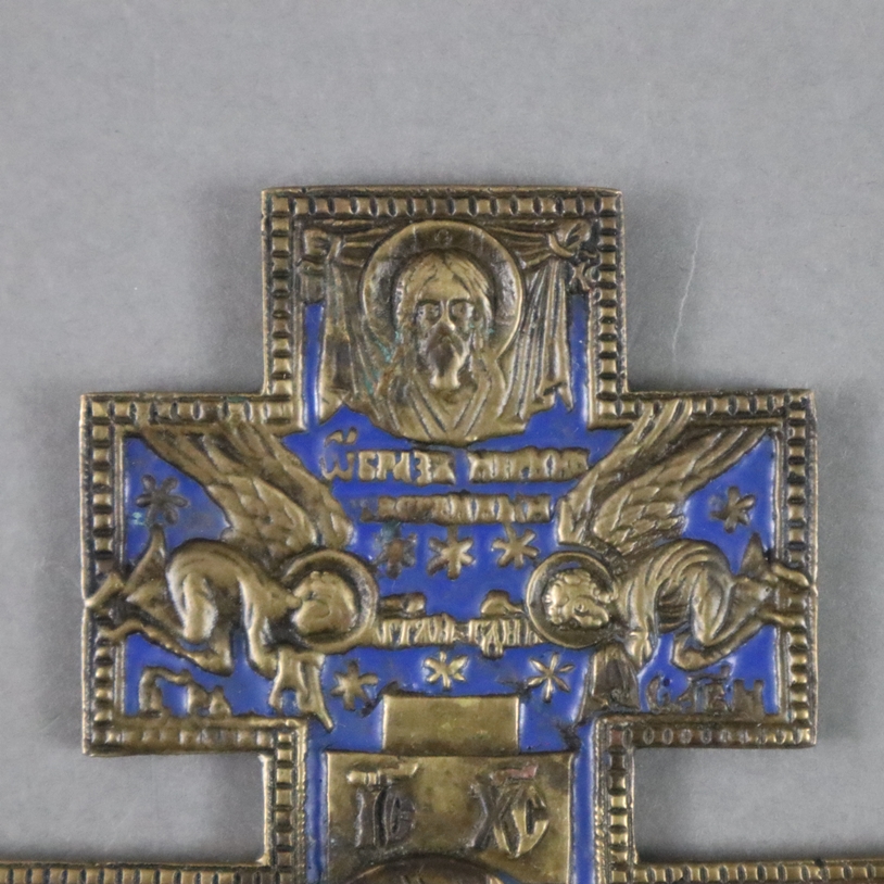 Erweitertes Segenskreuz - Russland, 19. Jh./um 1900, Bronzelegierung, teils blau emailliert, relief - Image 3 of 7