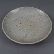 Schale - China, leicht gemuldete runde Form auf Standring, Steinzeug mit krakelierter Glasur im Sti