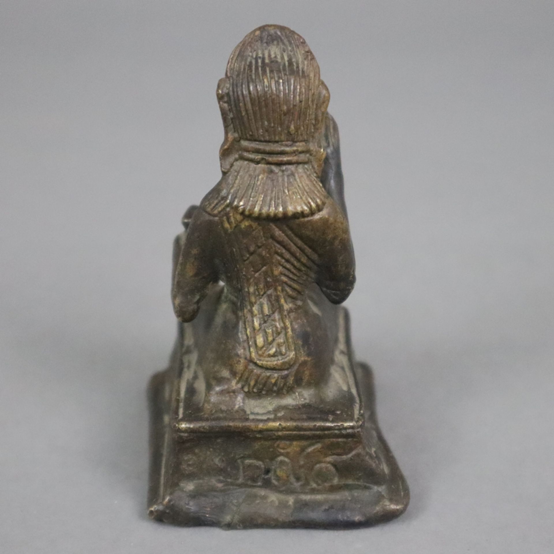 Nang Kwak-Figur - Thailand, Bronze, dunkel patiniert, Bodhisattva mit erhobener rechter Hand auf re - Bild 6 aus 7
