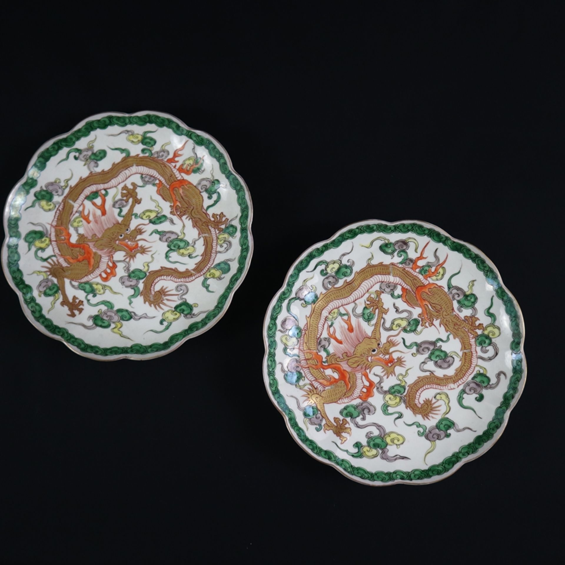 Zwei Drachenteller - China, frühes 20.Jh., runde Form mit blütenförmiger Fahne, im Spiegel jeweils 