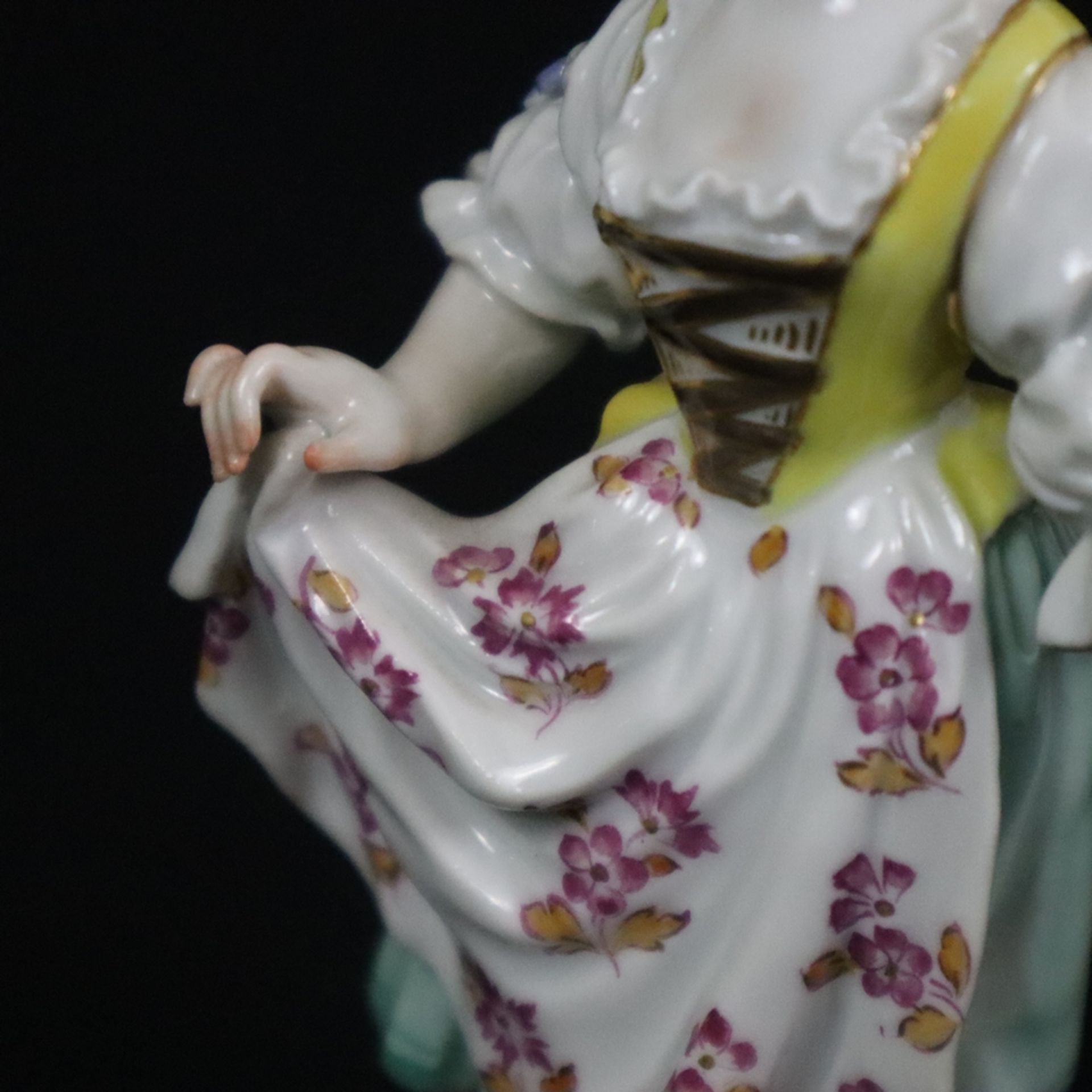 Porzellanfigur "Gärtnerin mit Trauben" - Meissen, 20. Jh., Porzellan, polychrome Bemalung, Goldstaf - Bild 4 aus 8