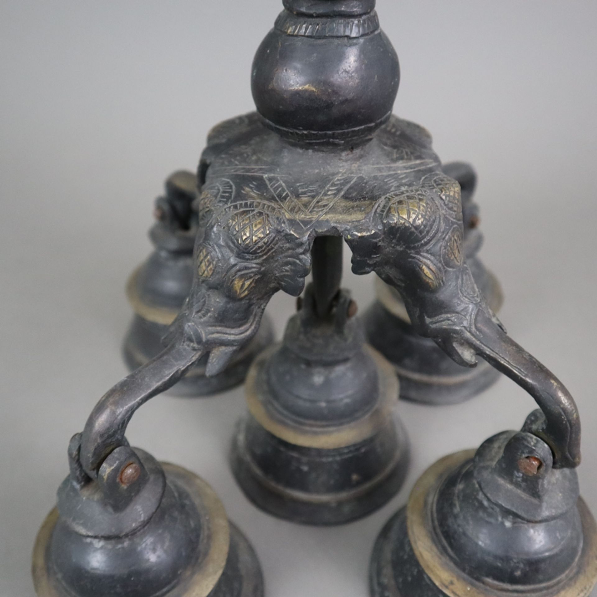 Tempelglocken mit Kettenaufhängung - Bronzelegierung, fünf Glocken an geschwungenem Gestell mit Gan - Image 3 of 8