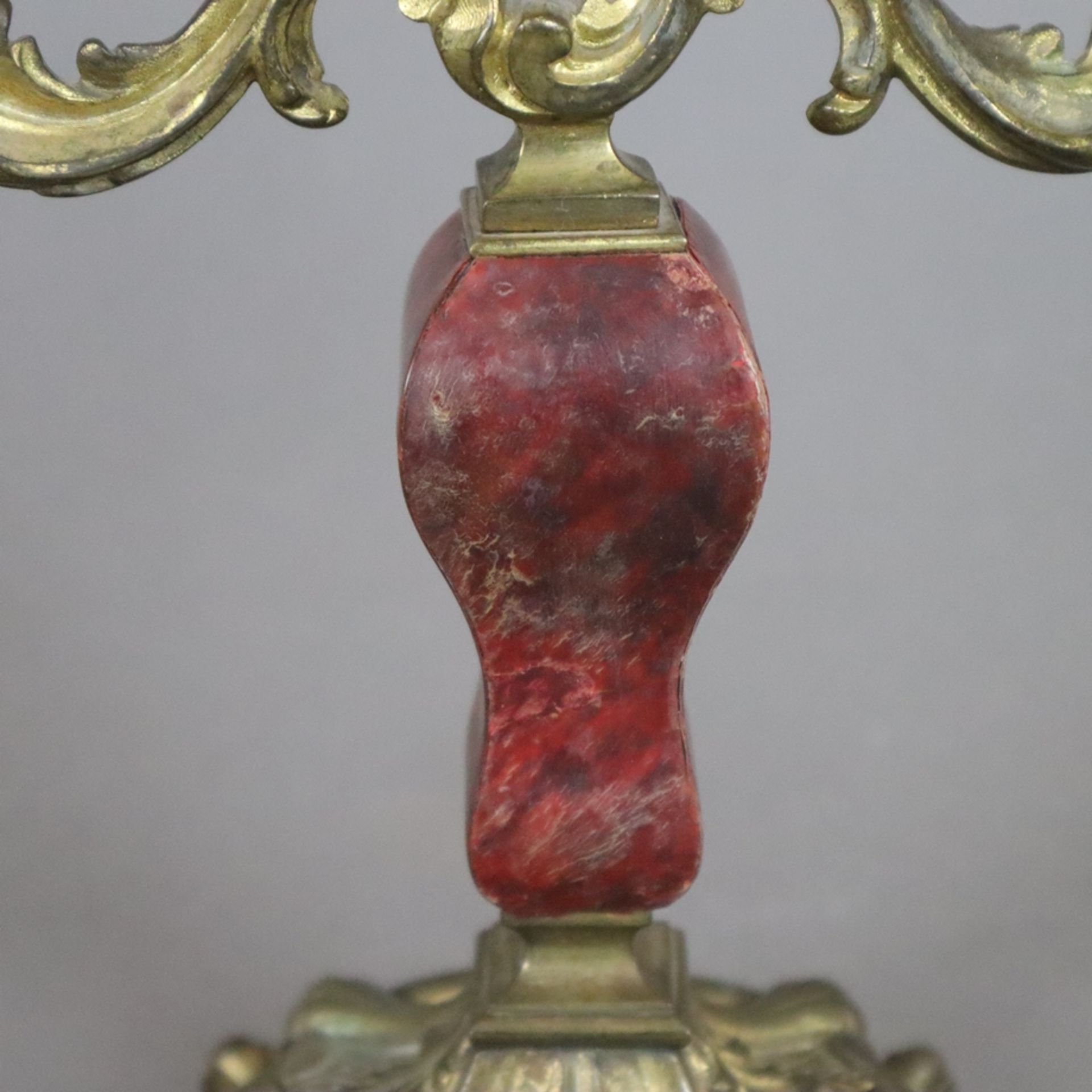 Paar Kerzenleuchter - Frankreich, Ende 19.Jh., 2-flammig, Holzkorpus mit rotem Schildpatt-Beschlag, - Bild 4 aus 5