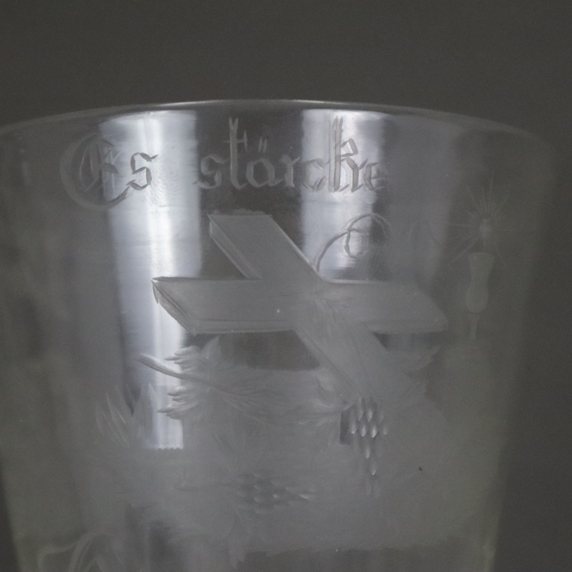 Fußglas - Mitte 19. Jh., wohl Norddeutschland, farbloses Glas, auf rundem Standfuß Balusterschaft m - Bild 2 aus 9