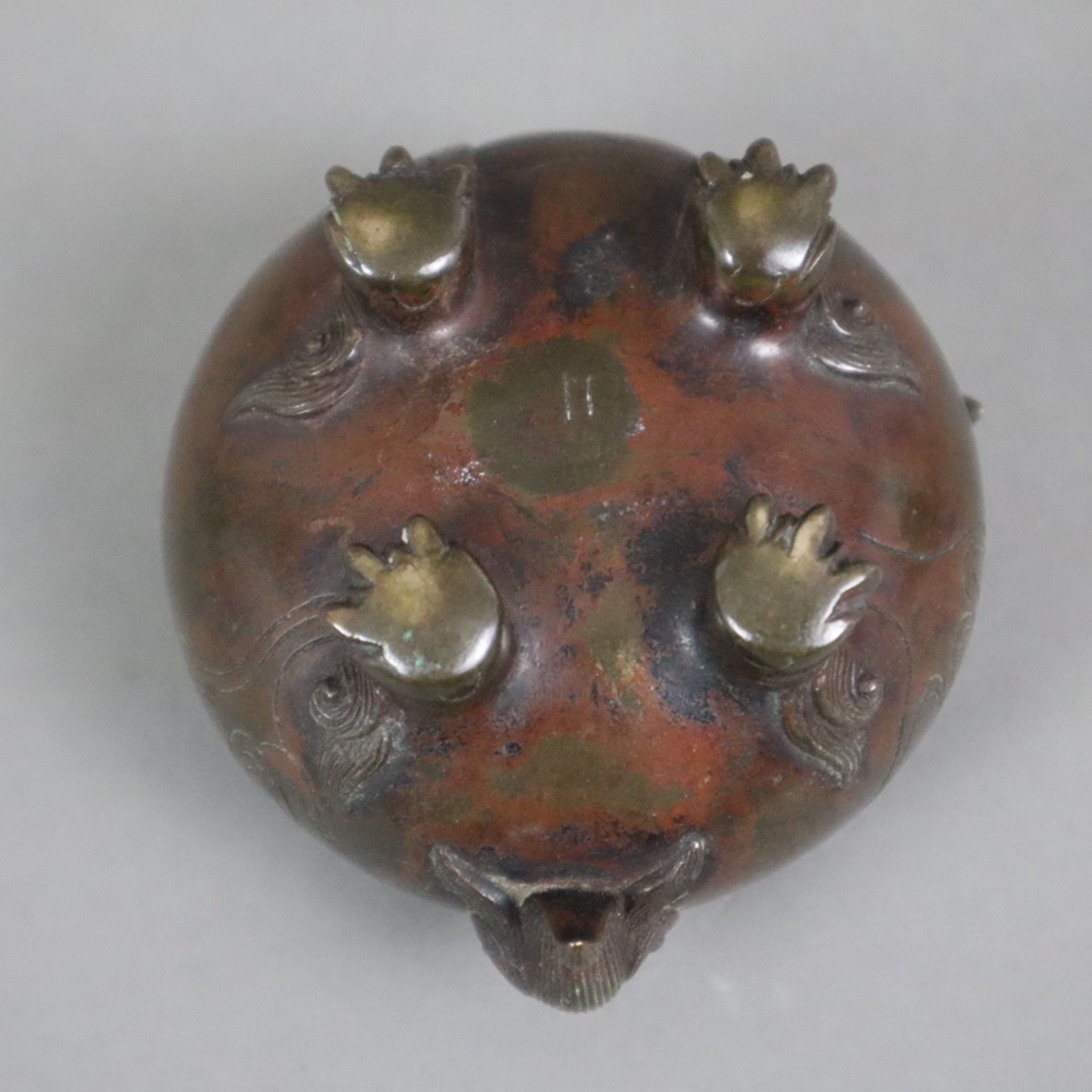 Kleiner figürlicher Koro - Japan, Bronze, braun patiniert, in Gestalt eines runden Shishi, Steckdec - Bild 6 aus 6