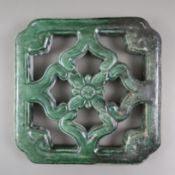 Durchbrochenes Keramikpaneel - China, späte Qing-Dynastie, grüne Glasur stellenweise in dunkelbraun