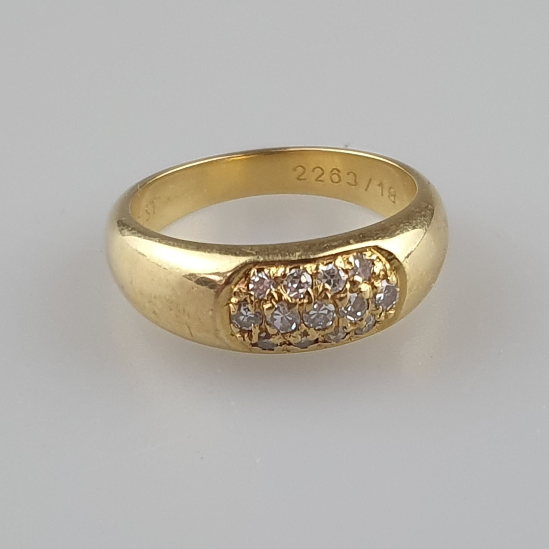 Goldring mit Diamantbesatz - Gelbgold 750/000 (18K), vertiefter Ringkopf ausgefasst mit 13 kleinen