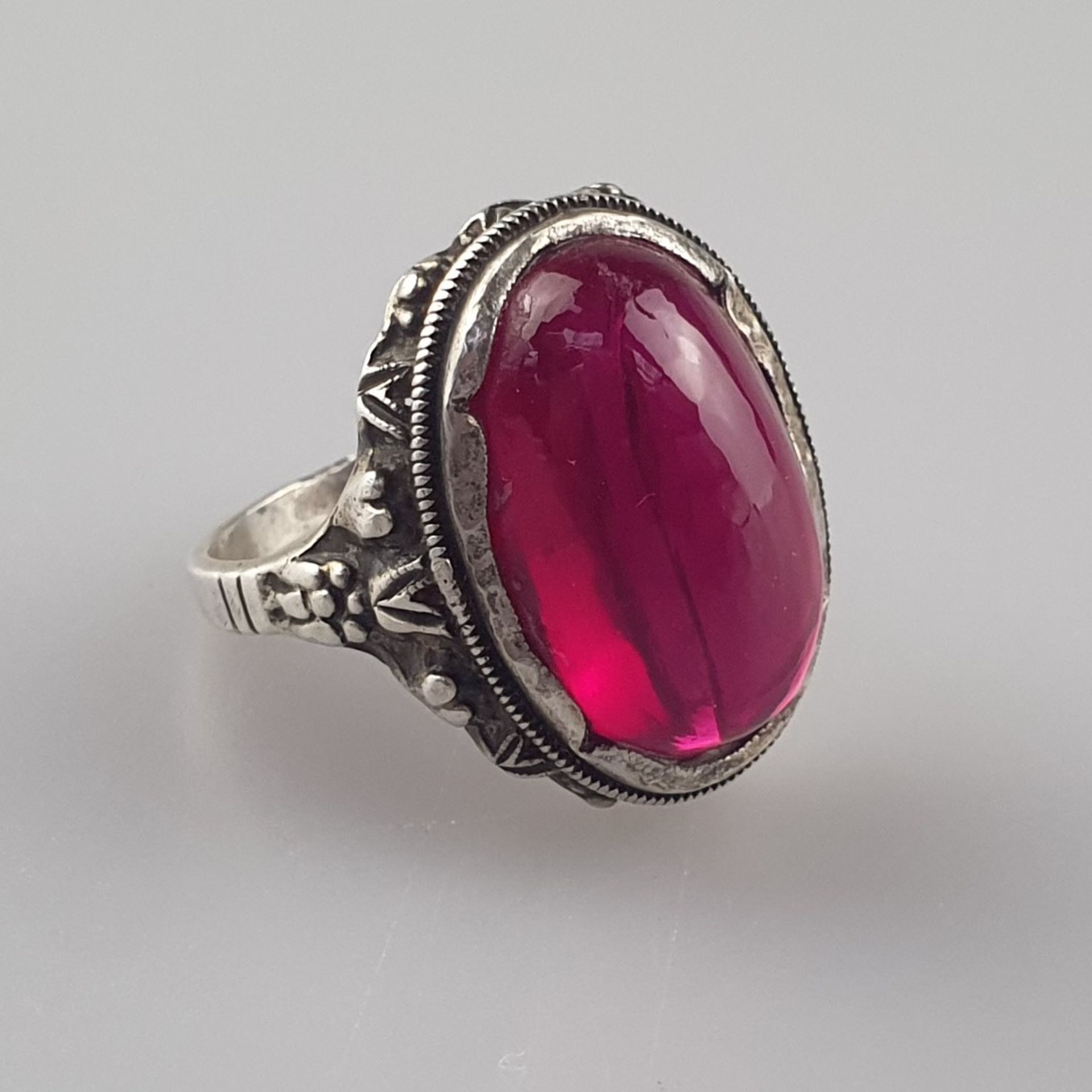Silberring mit Rubin - mit ovalem poliertem Rubincabochon besetzt, Ringkopf ca.18 x 12 mm, Dm. Ring