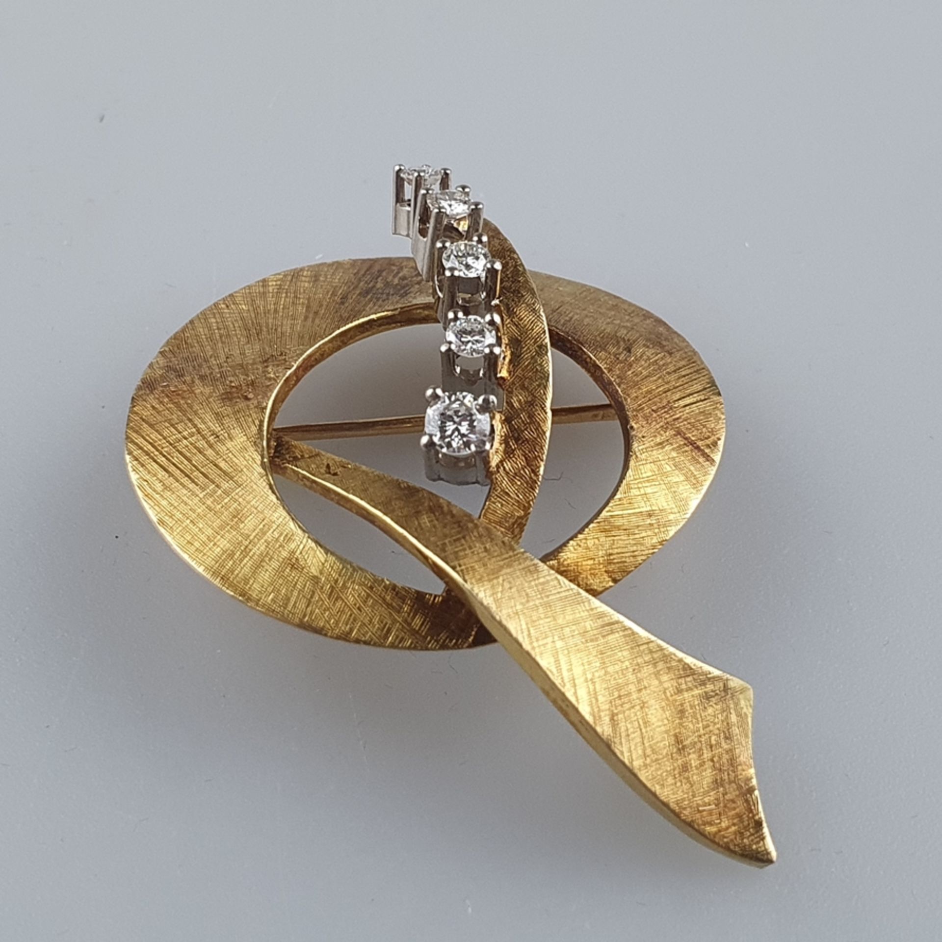 Diamantbrosche - Gelbgold 750/000 (18 K), Besatz mit fünf Diamanten im Brillantschliff von zusammen - Bild 2 aus 5