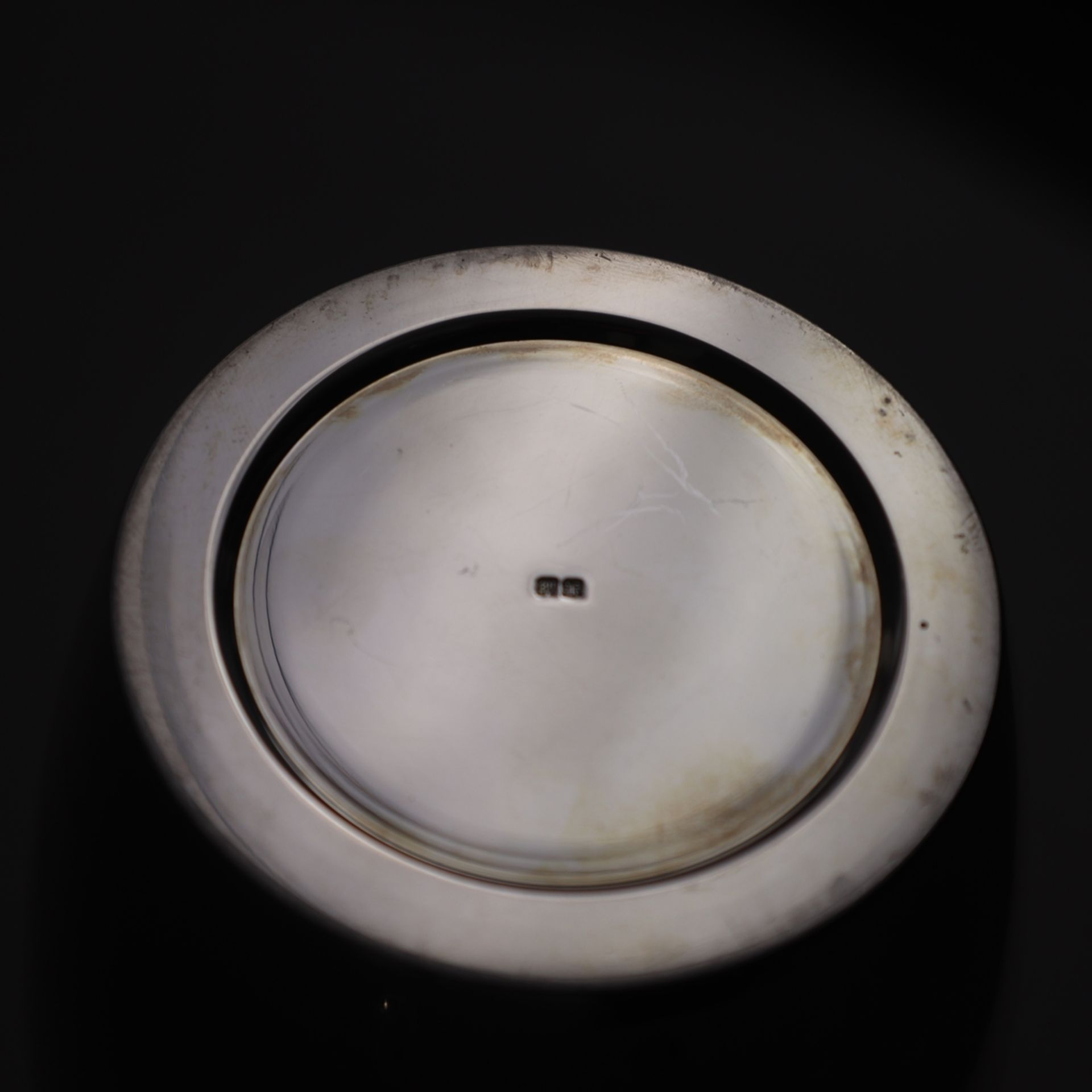 Silber-Vase - Japan, 20. Jh., Massivsilber, sich nach oben erweiternde Form mit kurzem Hals und aus - Bild 8 aus 9